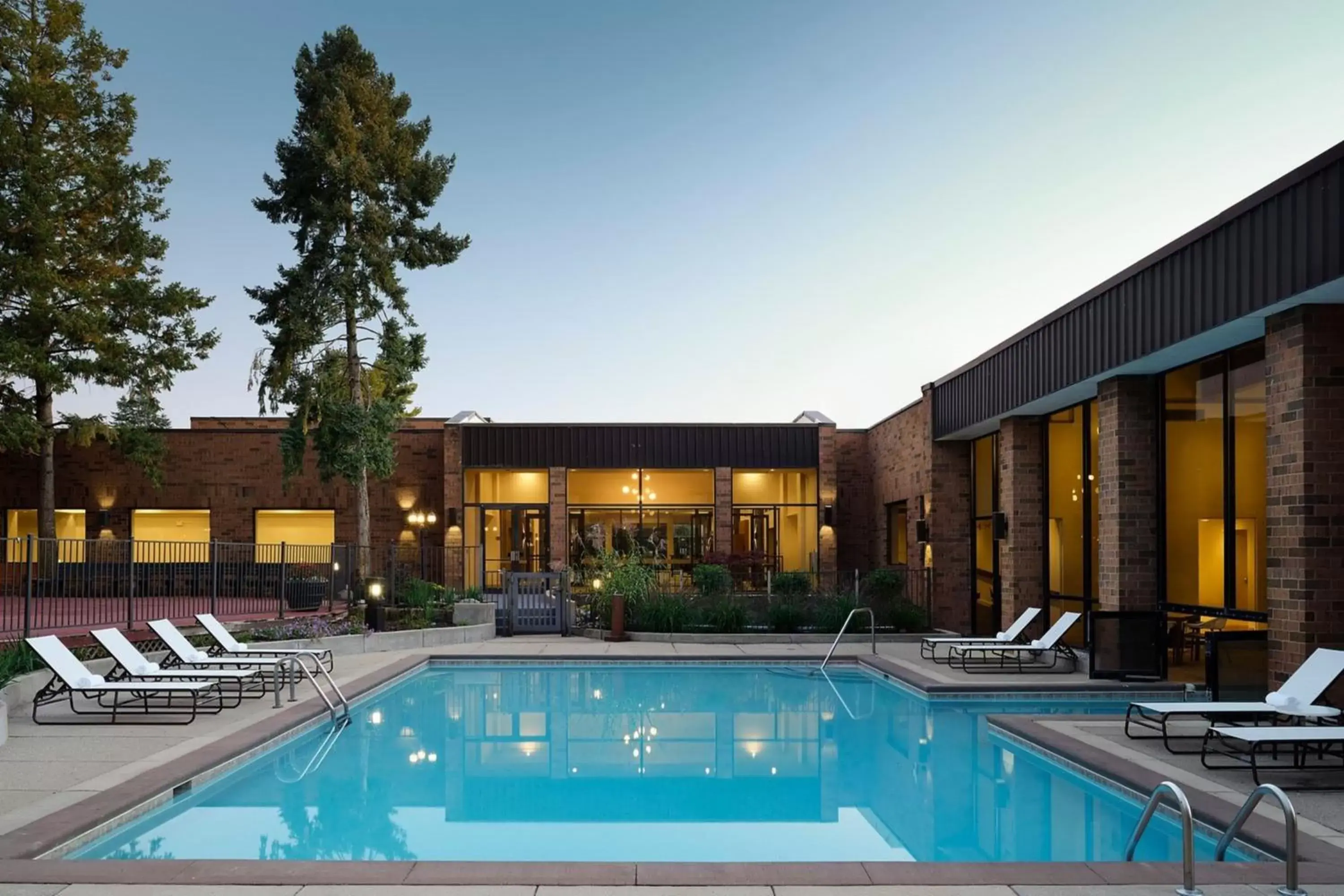 Area and facilities, Swimming Pool in Sheraton Grand Rapids Airport Hotel