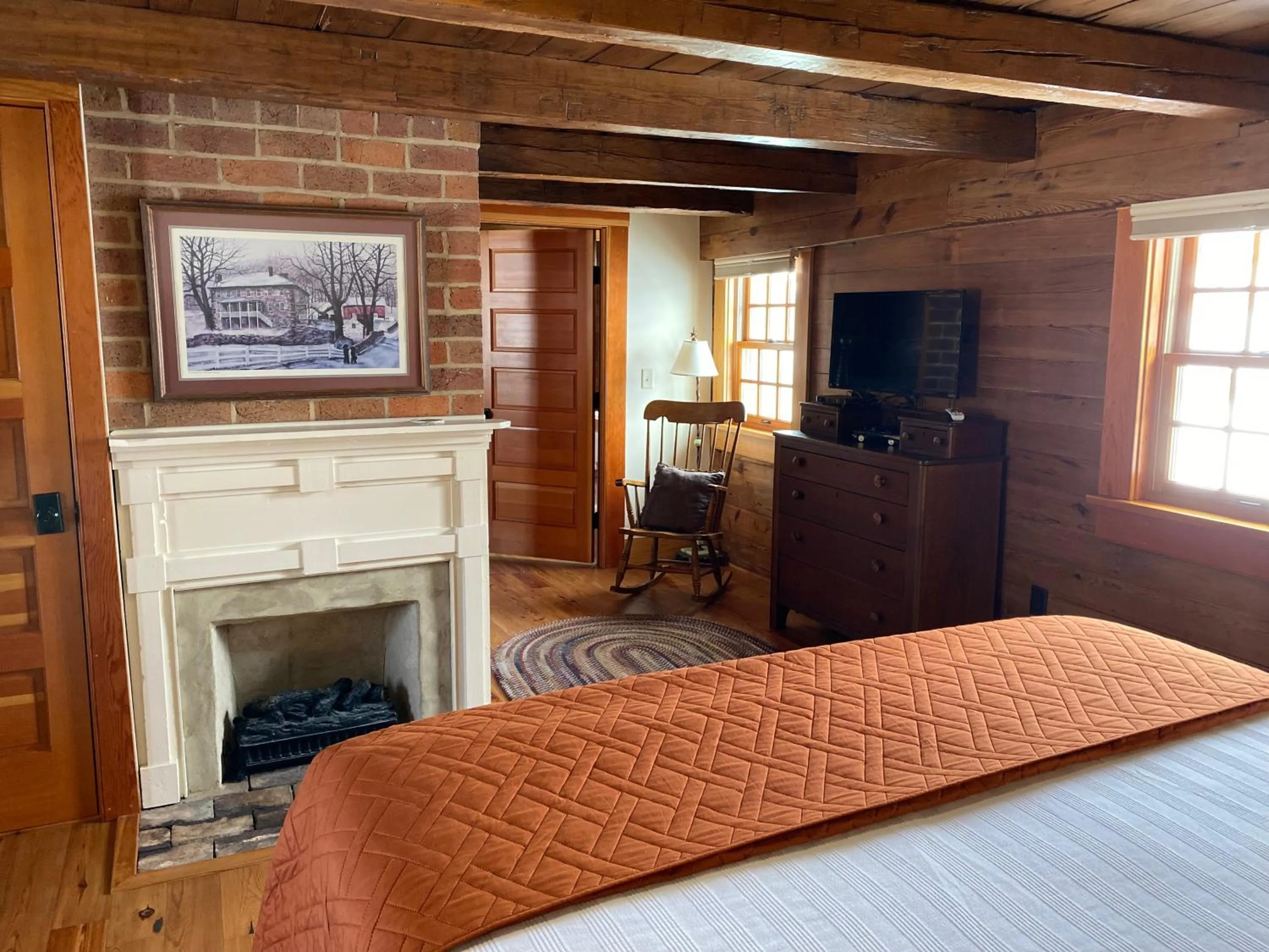 TV and multimedia, TV/Entertainment Center in Silver Lake Bed and Breakfast