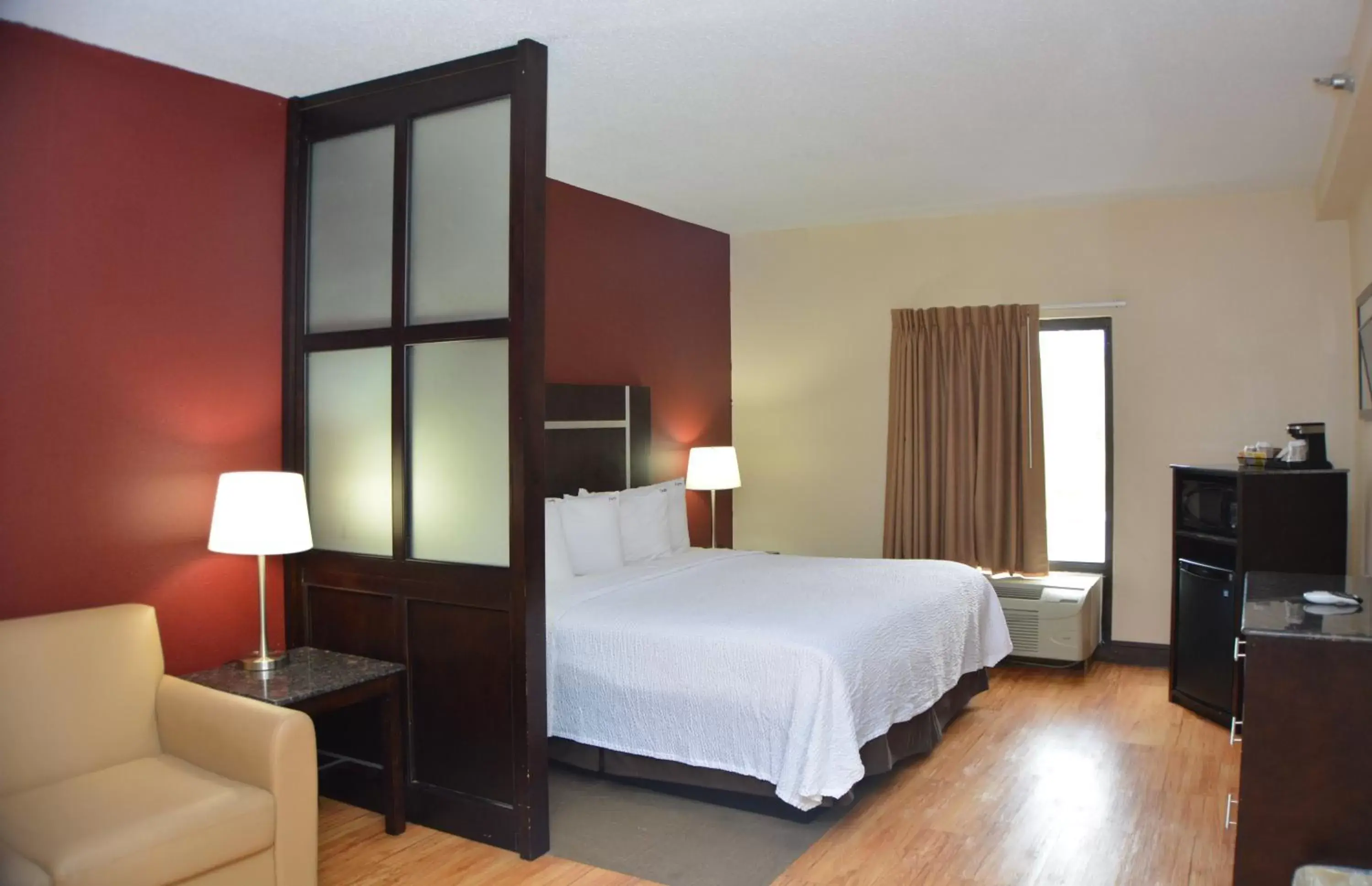 Photo of the whole room, Bed in Red Roof Inn PLUS+ & Suites Chattanooga - Downtown