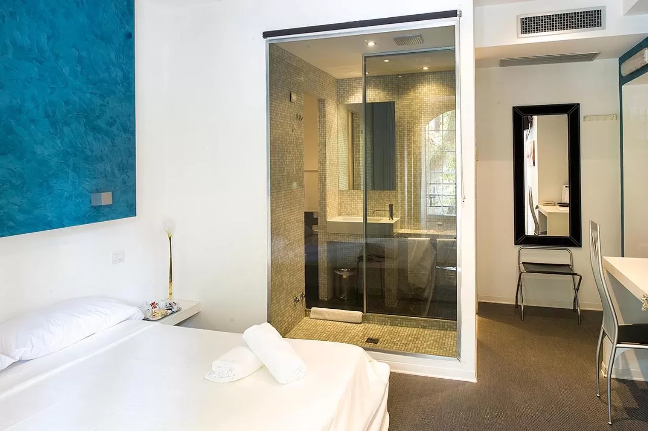 Shower, Bed in Relais San Pietro