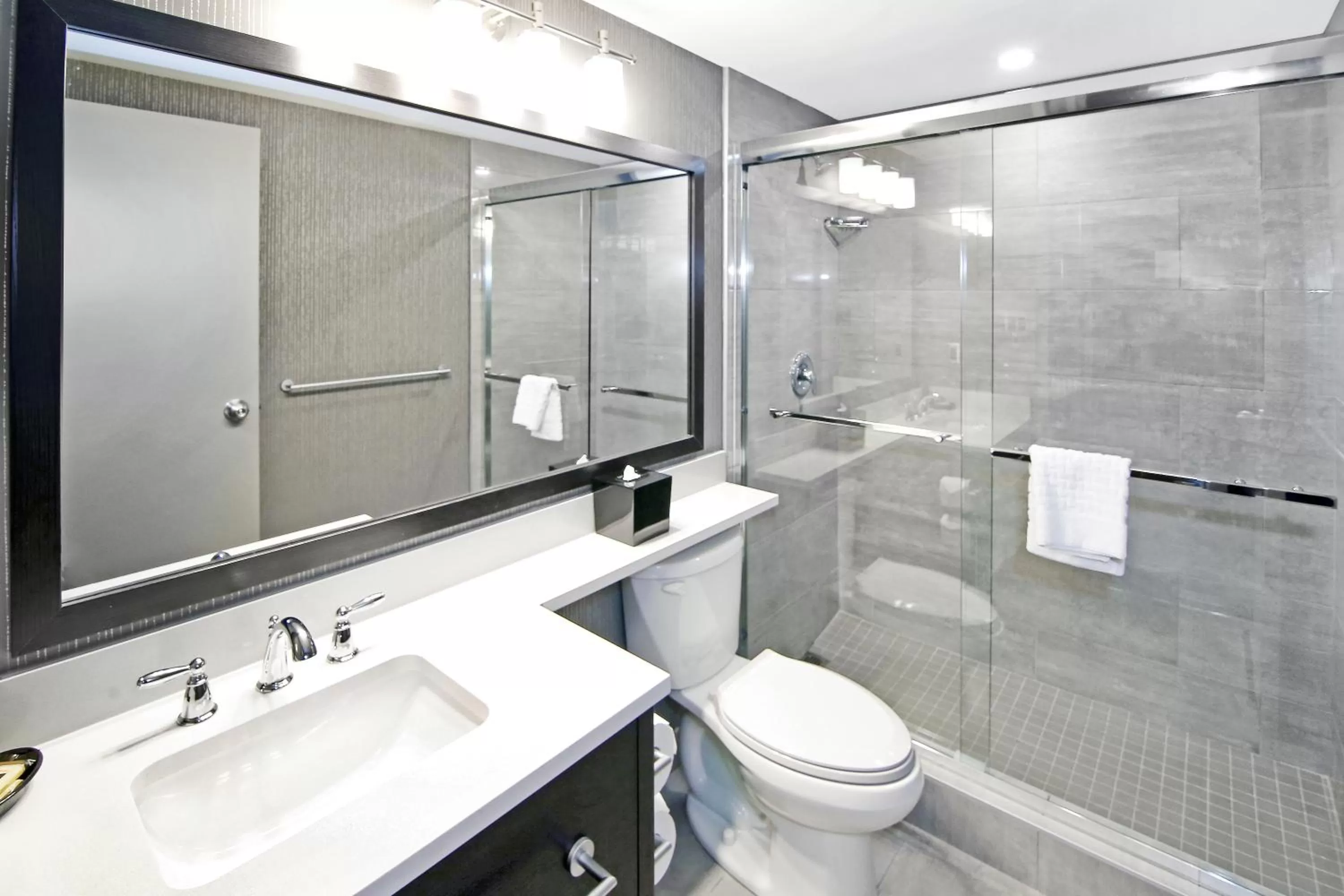 Shower in Best Western Plus Banff International Lodge