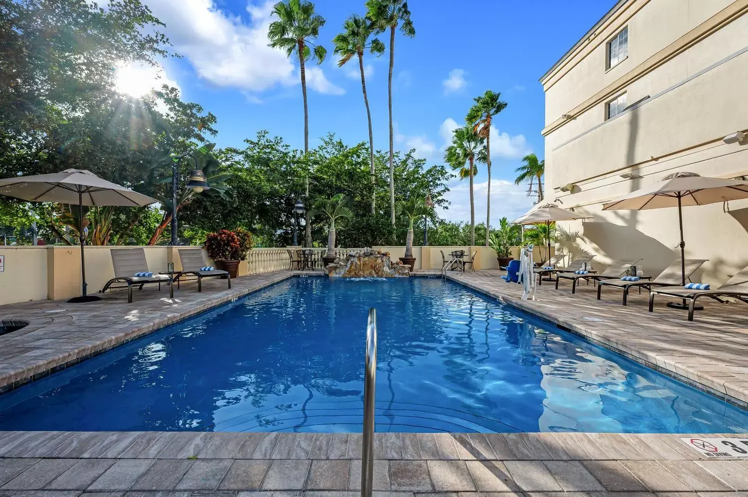 Property building, Swimming Pool in Bayfront Inn 5th Avenue