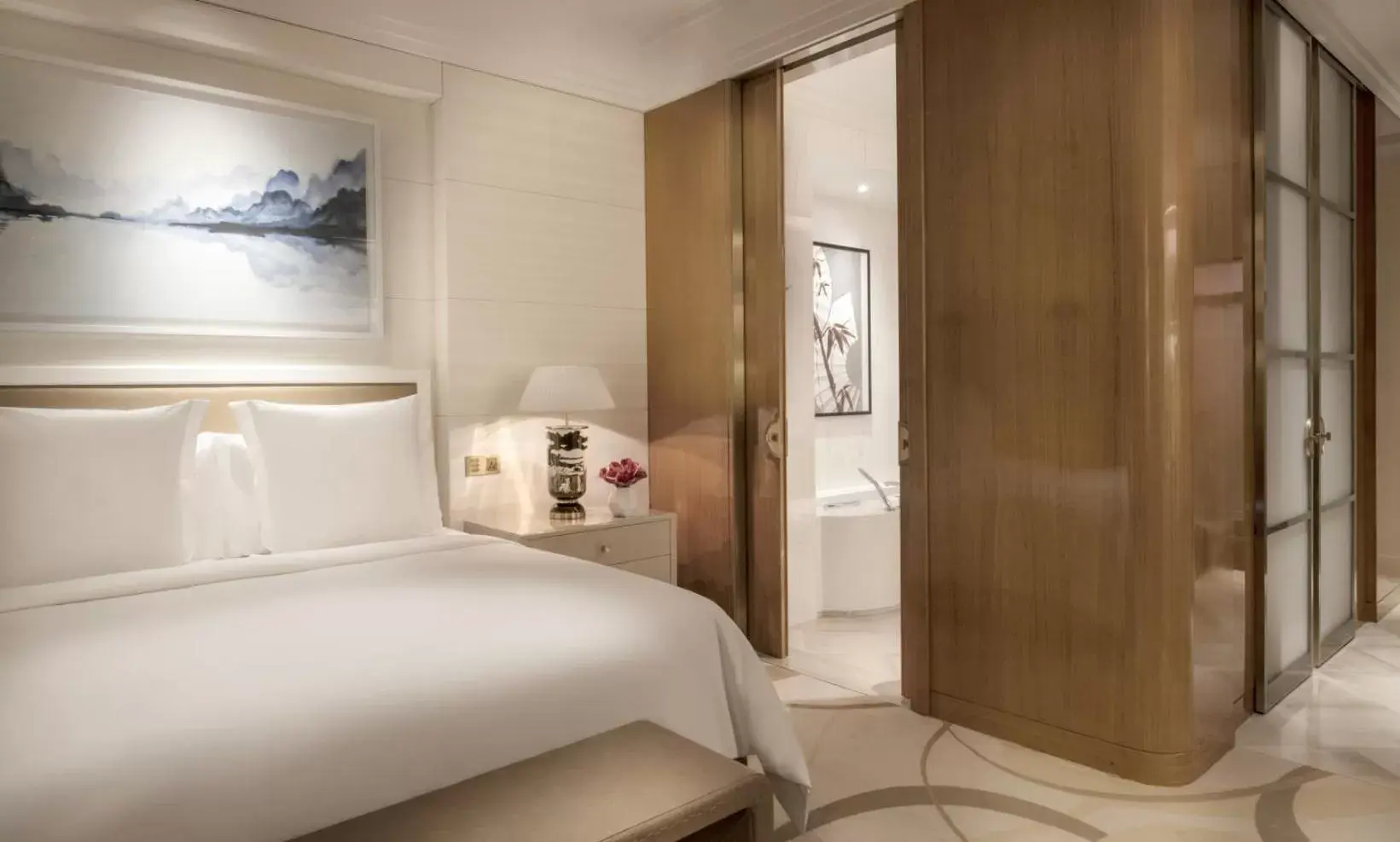 Toilet, Bed in Four Seasons Hotel Tianjin