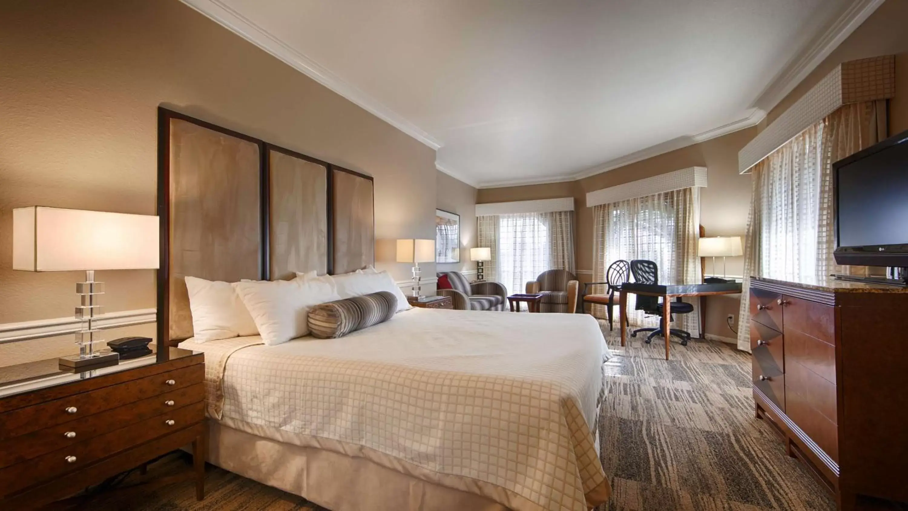 Bedroom in Best Western Plus Novato Oaks Inn