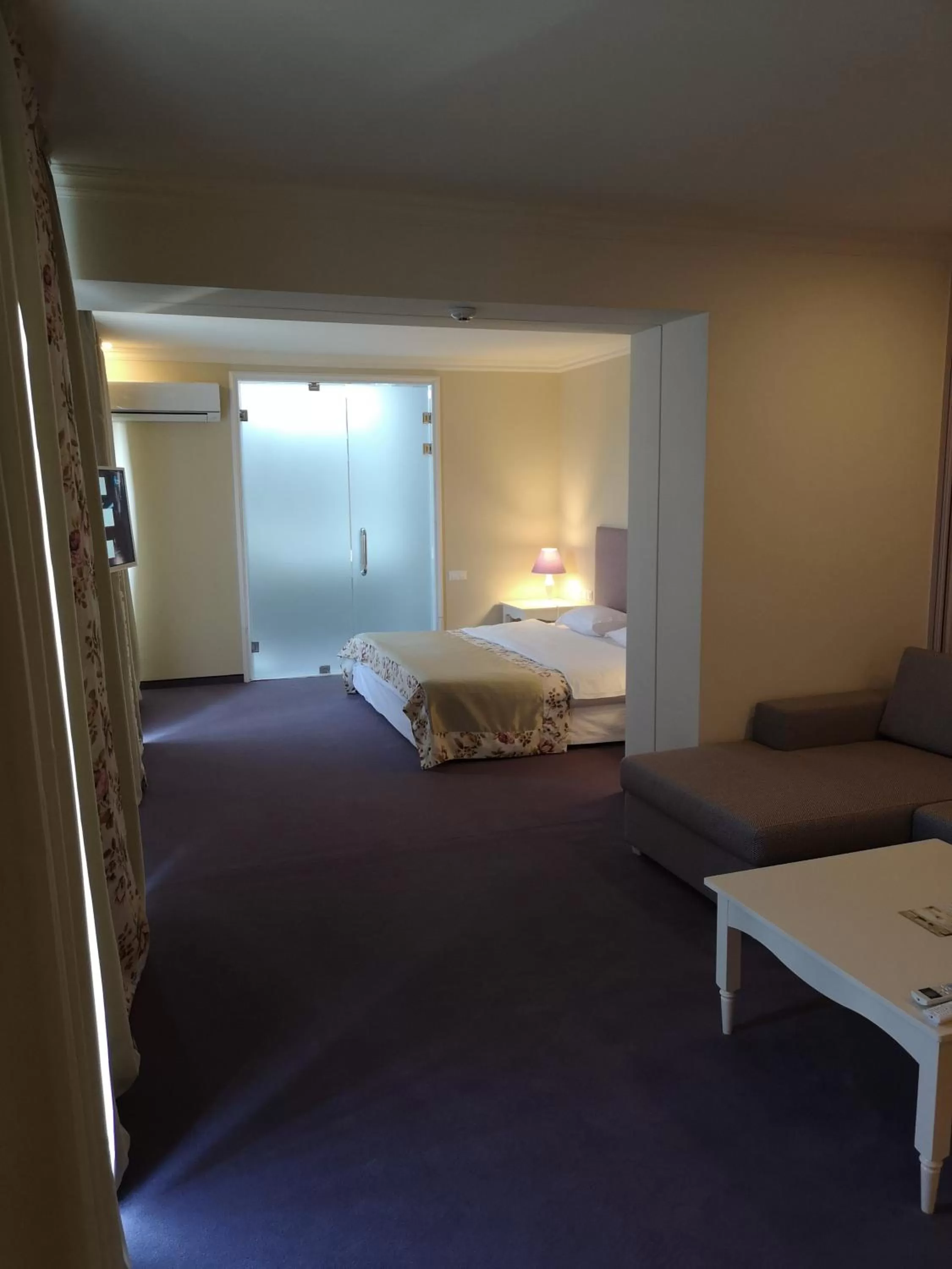 Bathroom, Bed in Parish Hotel