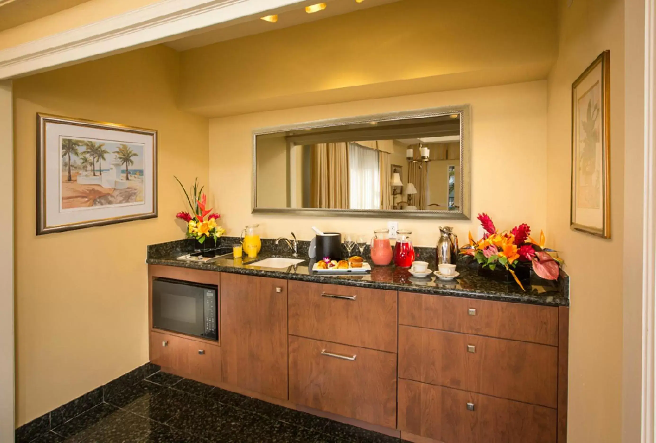 Kitchen or kitchenette, Kitchen/Kitchenette in The Lago Mar Beach Resort and Club