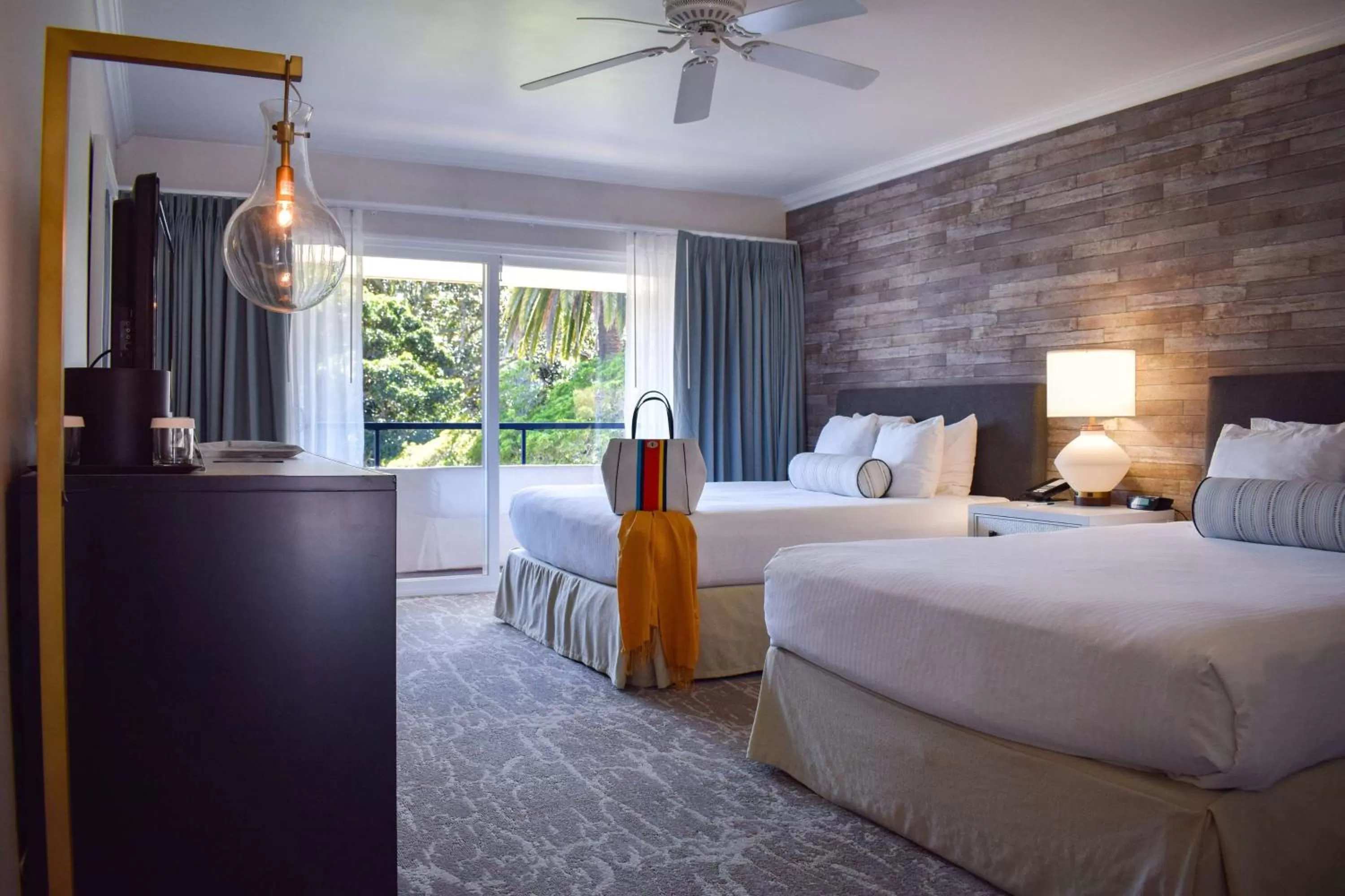 Photo of the whole room, Bed in Beachside Inn