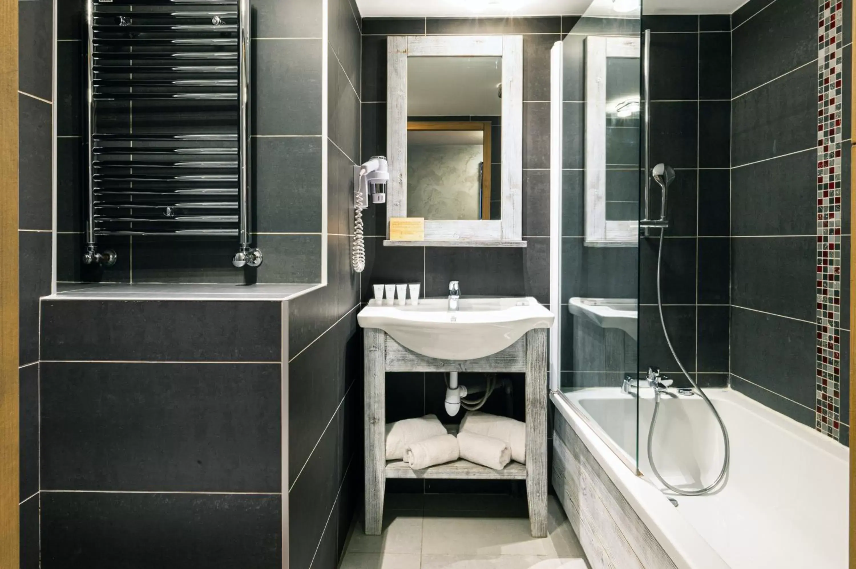 Bath, Bathroom in Hôtel L'Aiguille Percée