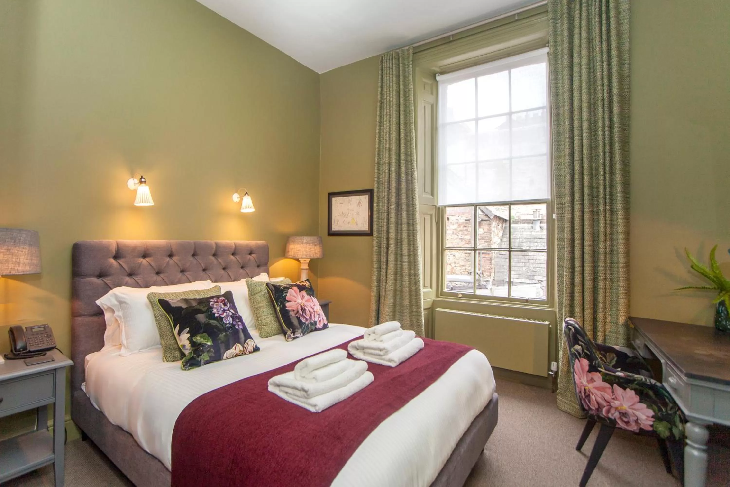 Bedroom, Bed in The King's Arms