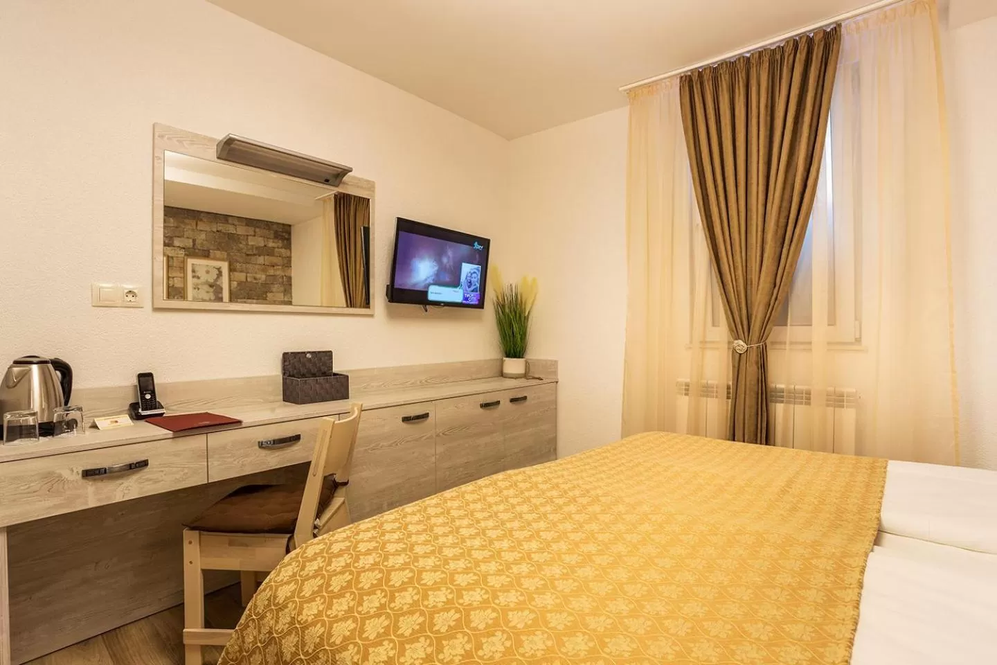 Bedroom, Bed in Sofia Place Hotel by HMG