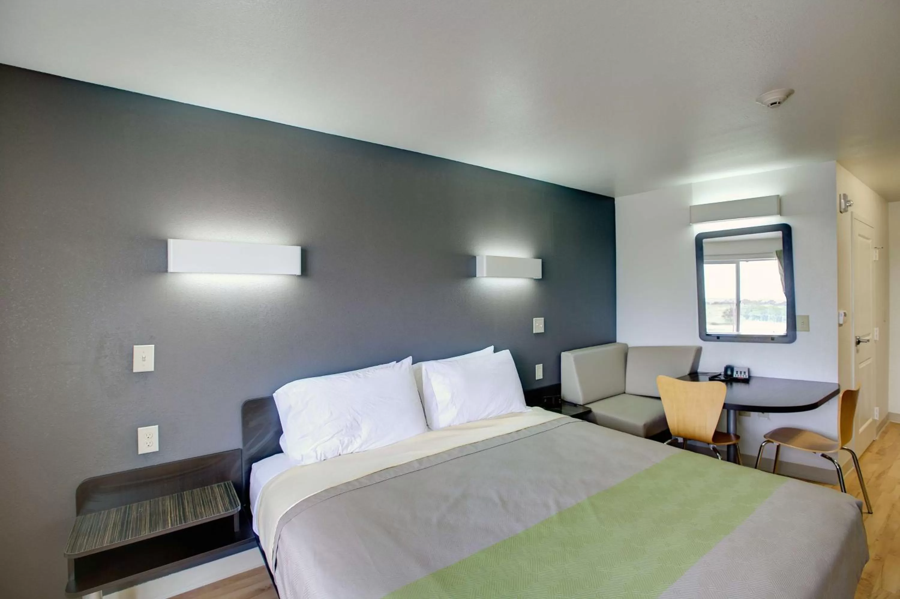 Photo of the whole room, Bed in Studio 6-Sweetwater, TX