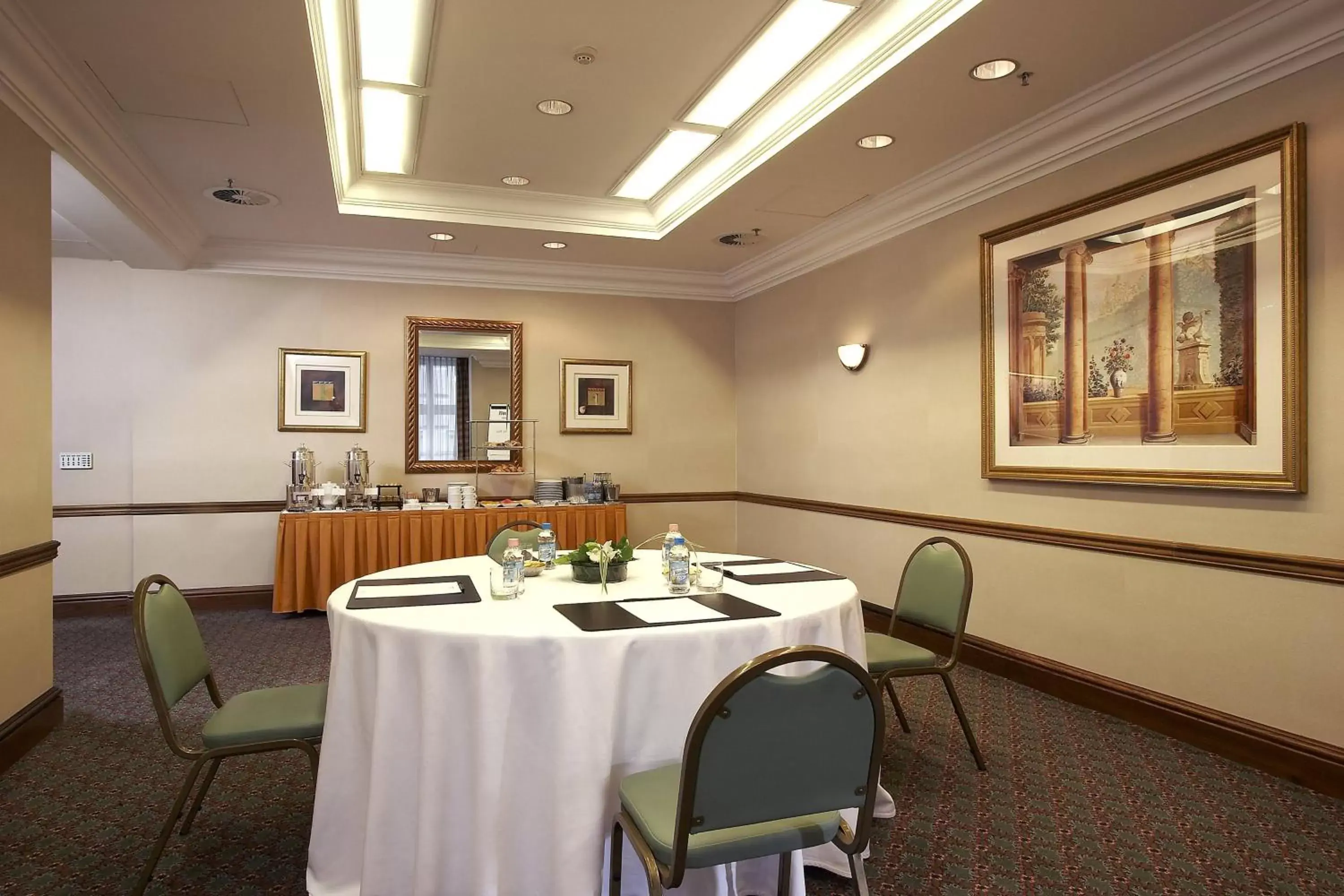 Meeting/conference room, Restaurant/Places to Eat in Millennium Court, Budapest - Marriott Executive Apartments