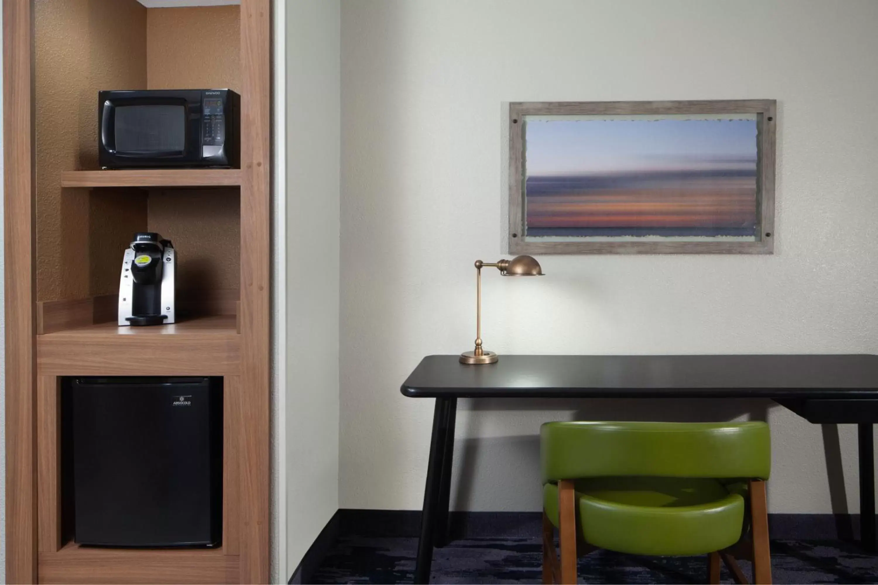 Kitchen or kitchenette, TV/Entertainment Center in Fairfield Inn & Suites by Marriott Charleston