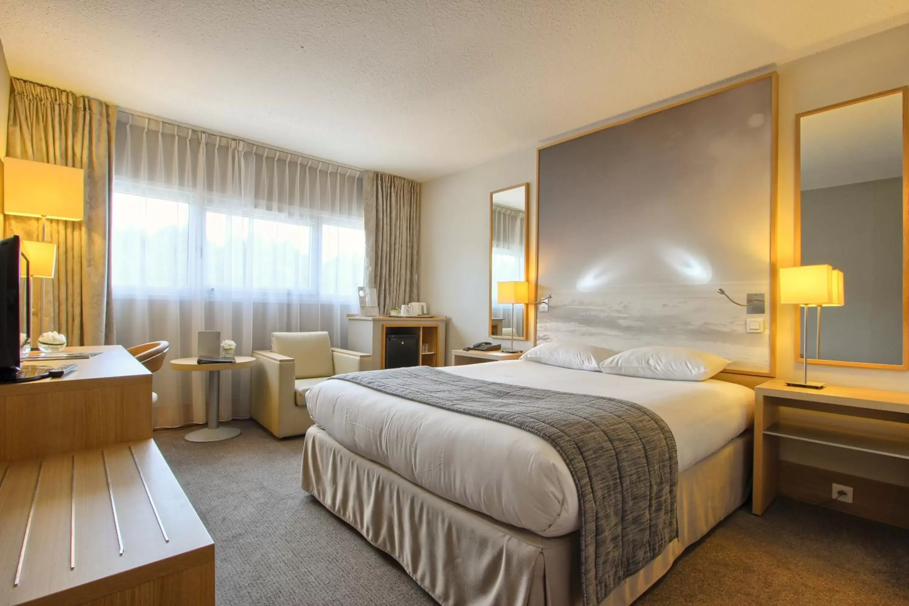 Bed in Hotel Inn Paris CDG Airport - ex Best Western