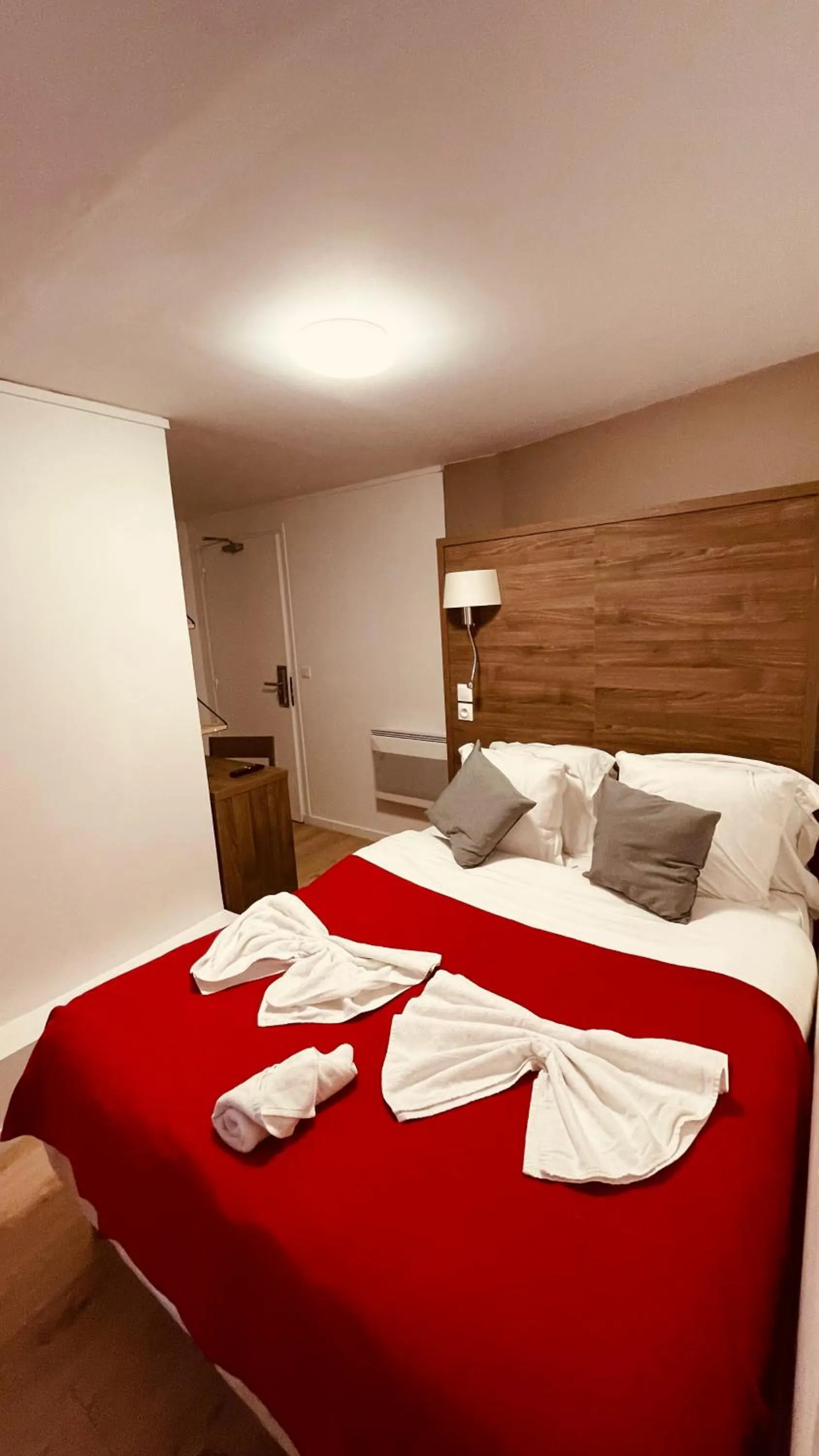 Photo of the whole room, Bed in Jeff Hotel