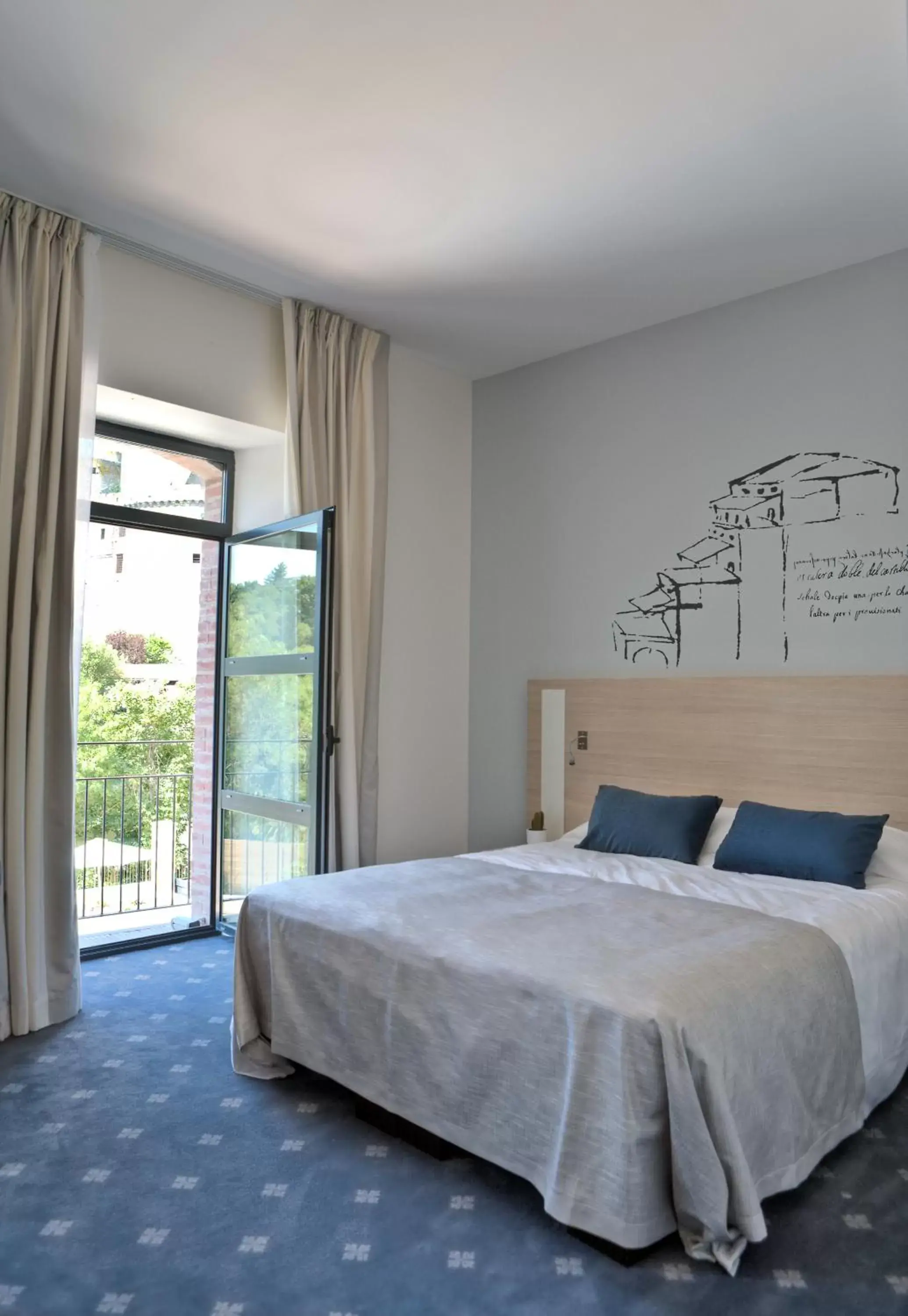 Bed in Best Western Plus Villa Saint Antoine Hotel & Spa