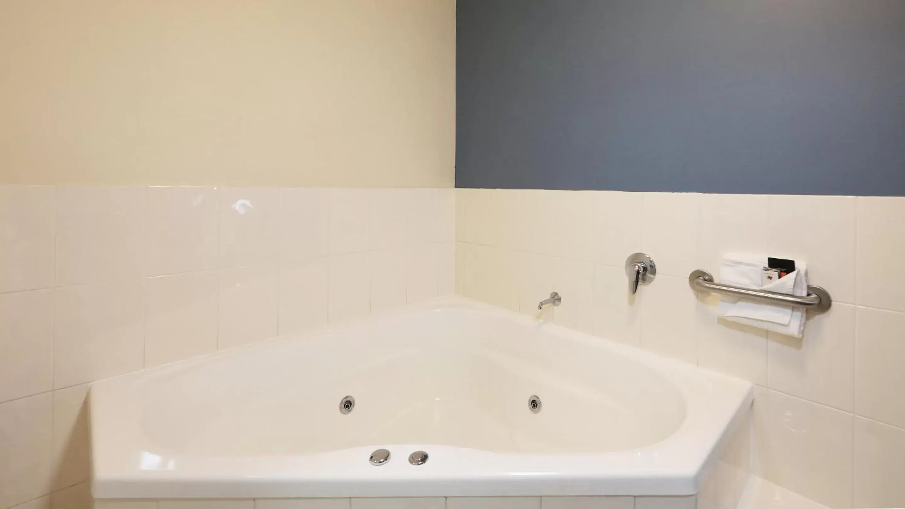 Bathroom in Best Western Caboolture Gateway Motel