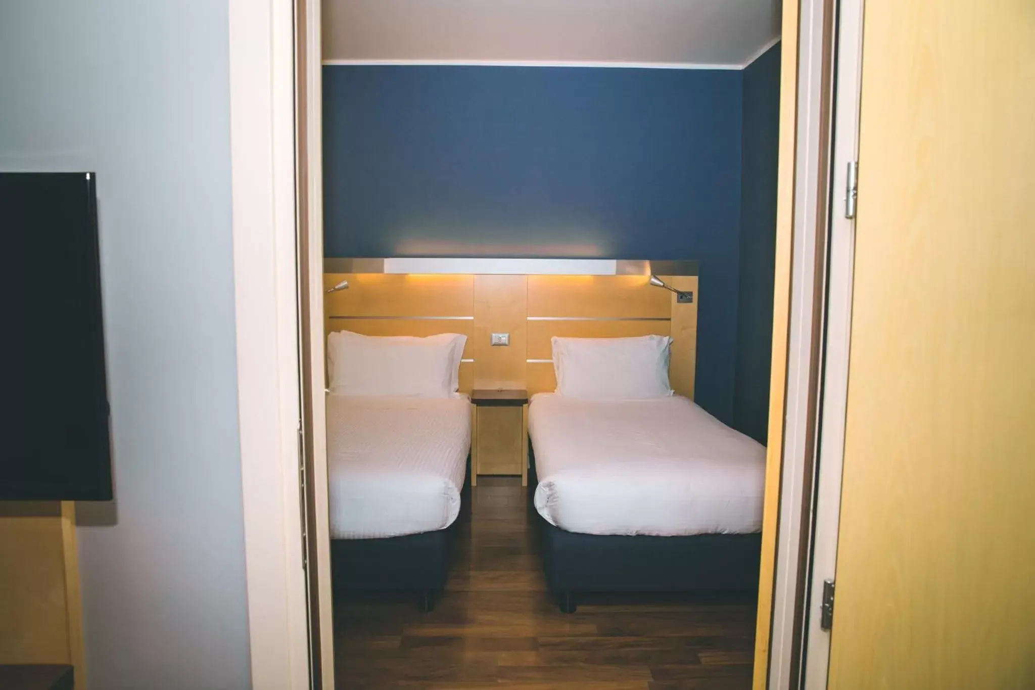 Photo of the whole room, Bed in Holiday Inn Express Milan-Malpensa Airport, an IHG Hotel