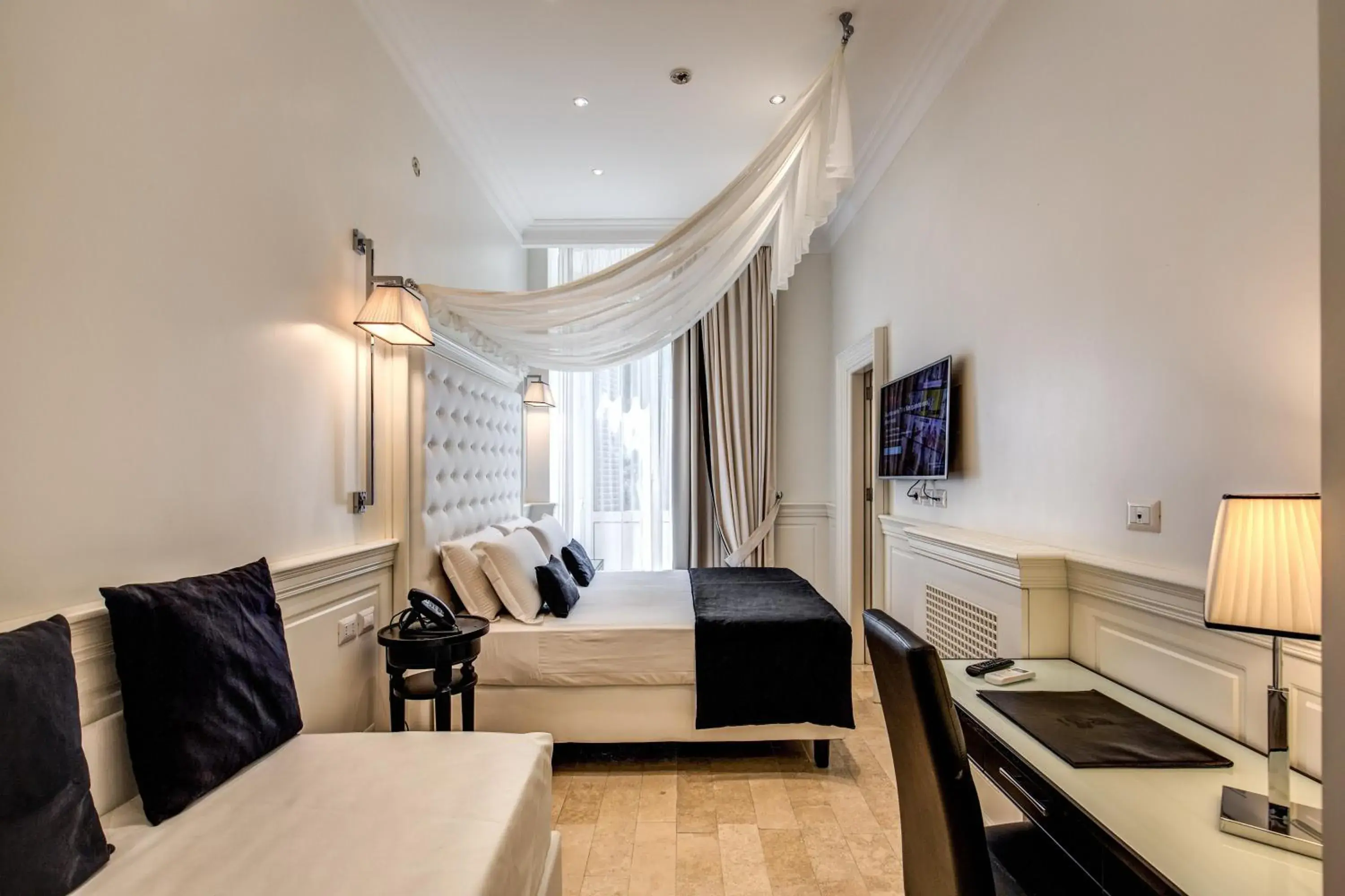 Photo of the whole room, Seating Area in Hotel dei Quiriti Suite