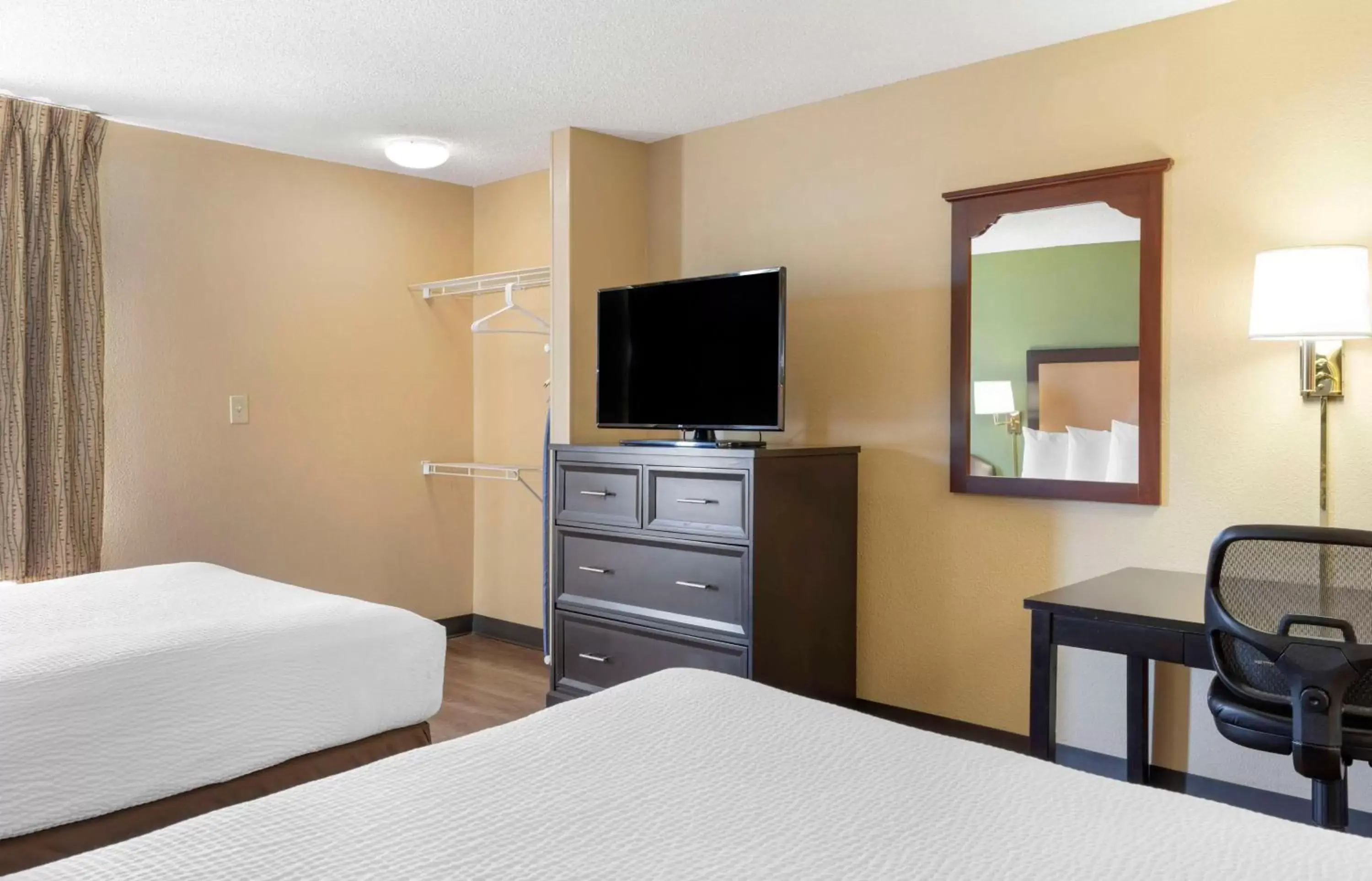 Bedroom, TV/Entertainment Center in Extended Stay America Suites - Stockton - Tracy