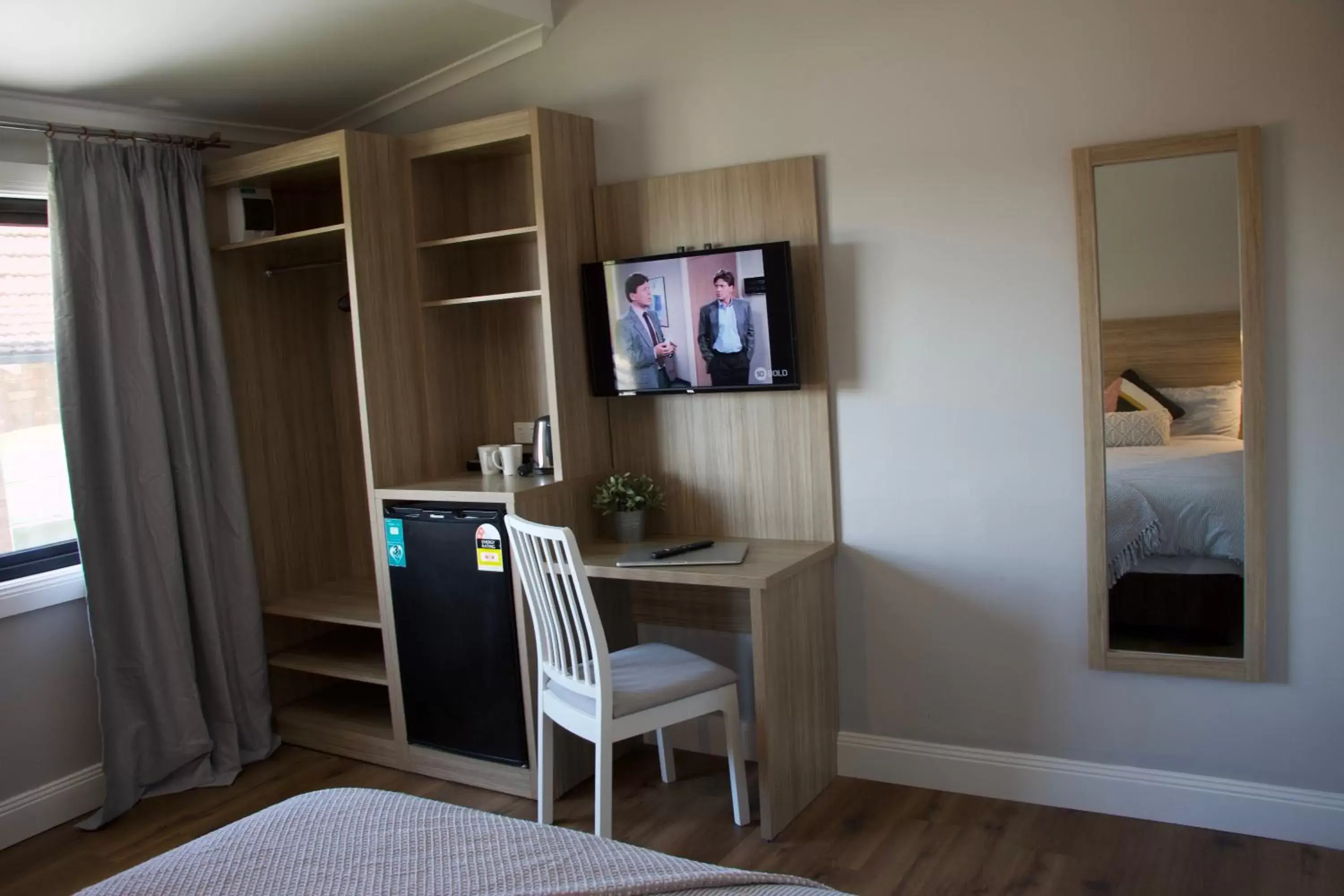 Bedroom, TV/Entertainment Center in Carnarvon Lodge Kirribilli, Sydney