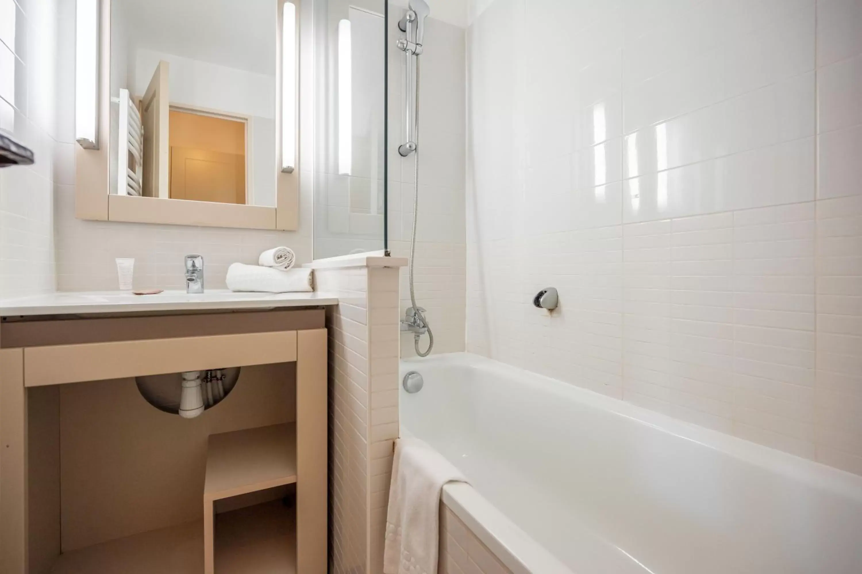 Shower, Bathroom in Résidence Pierre & Vacances L’Anse De Pramousquier