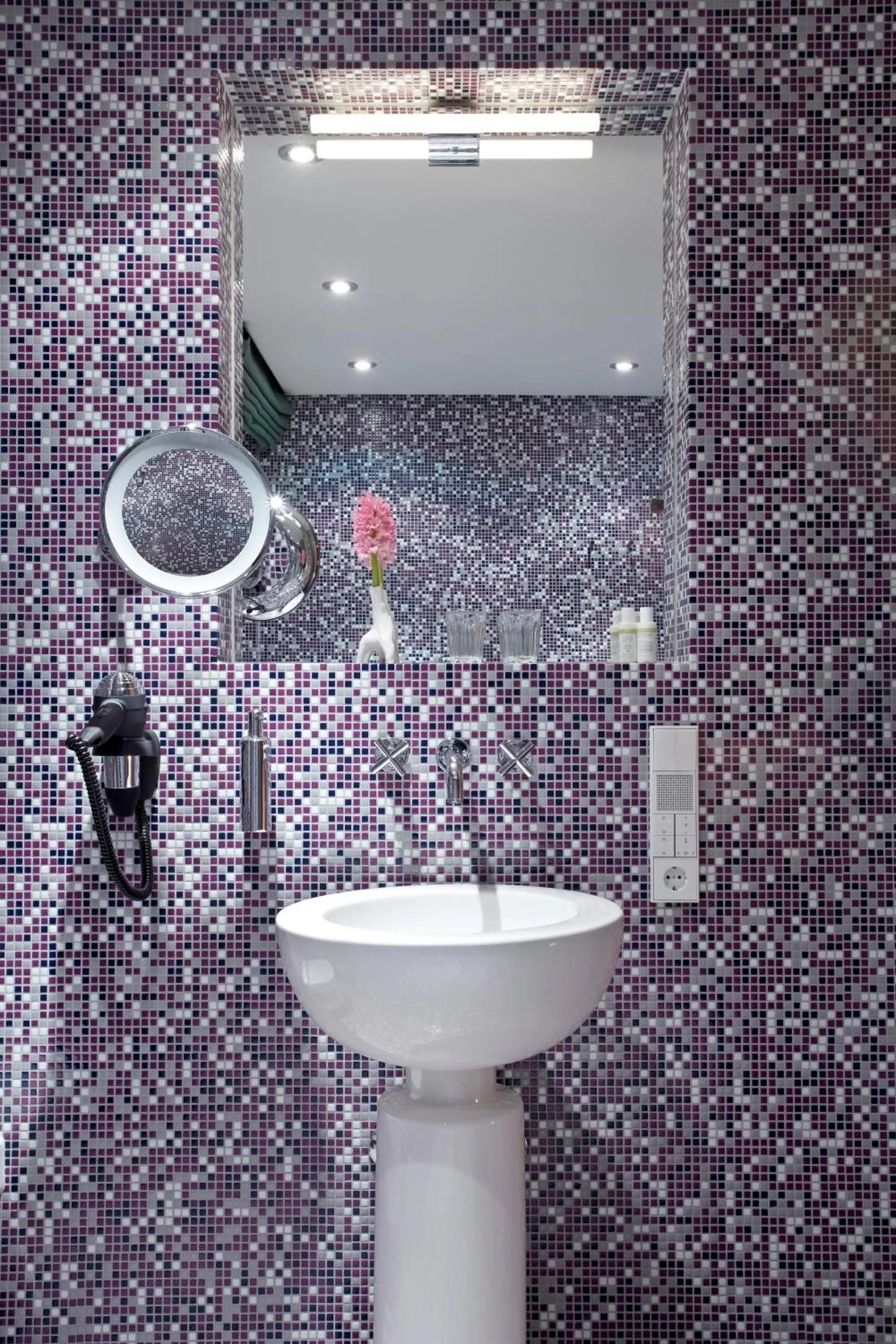 Decorative detail in abito Suites