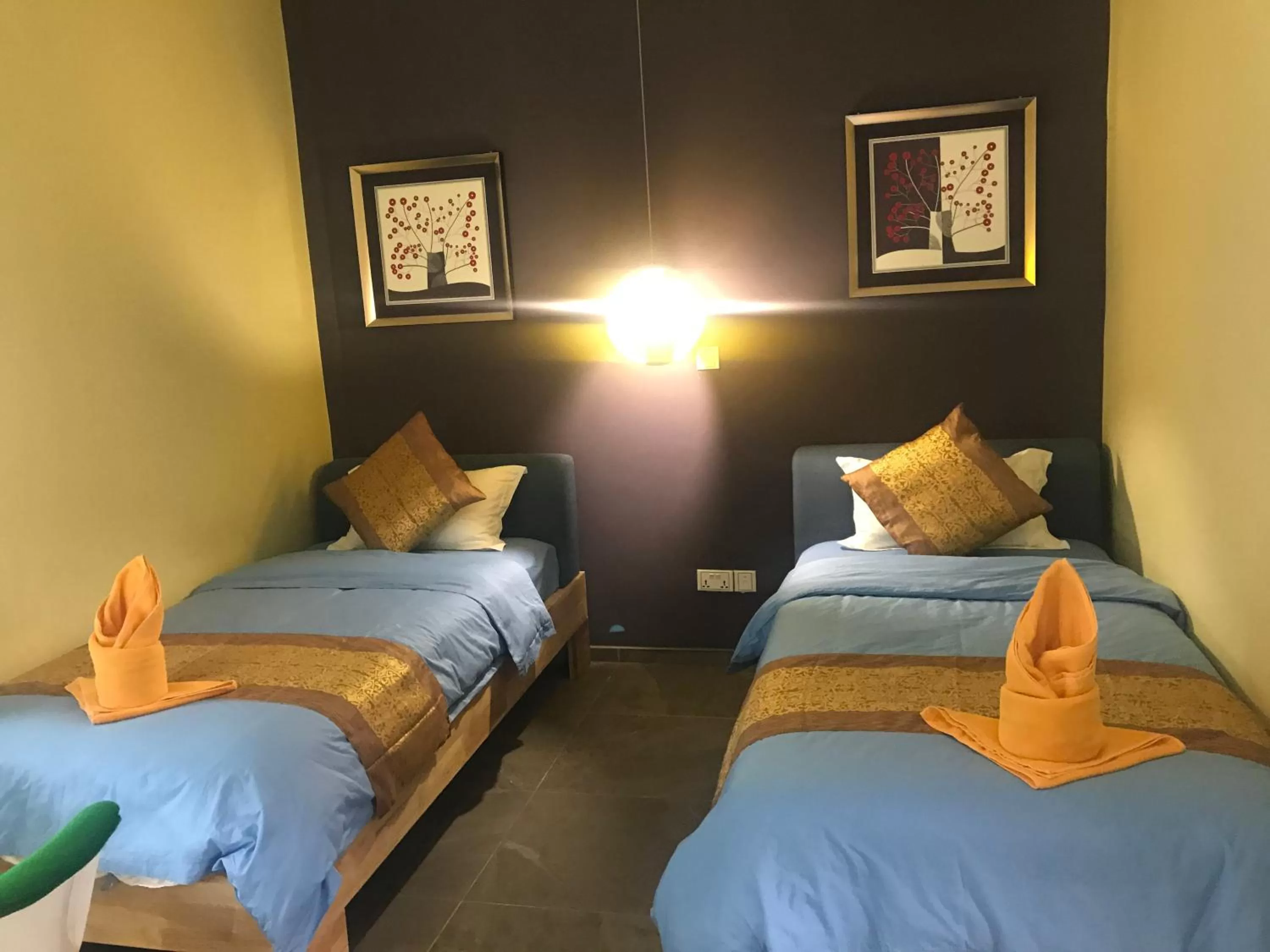 Bedroom, Bed in Benny's City Hotel