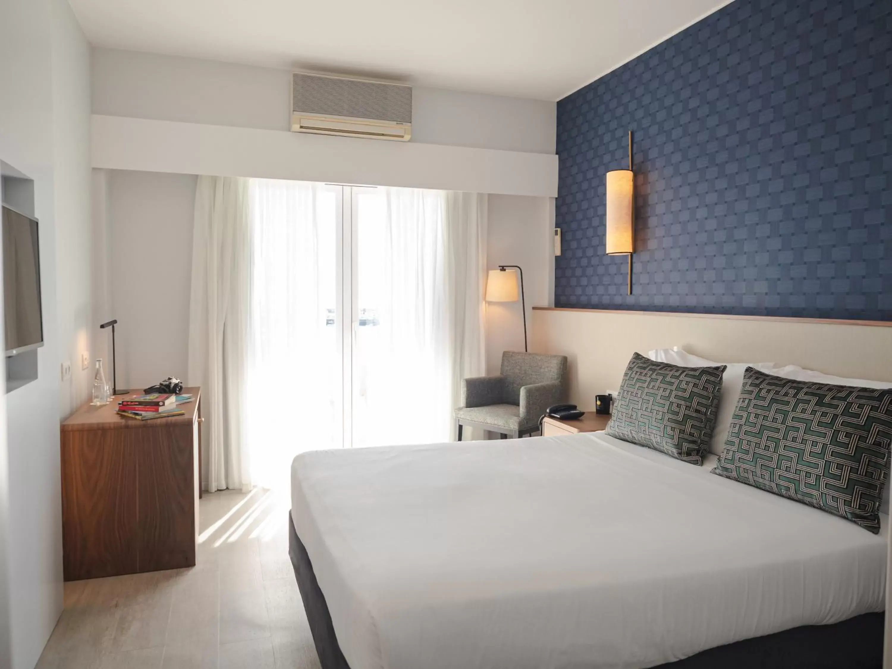 Property building, Bed in Hotel Baia