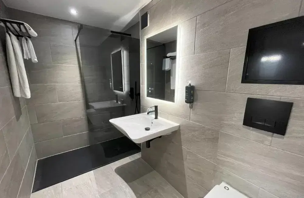 Bathroom in Lydiard House Hotel & Conference Centre