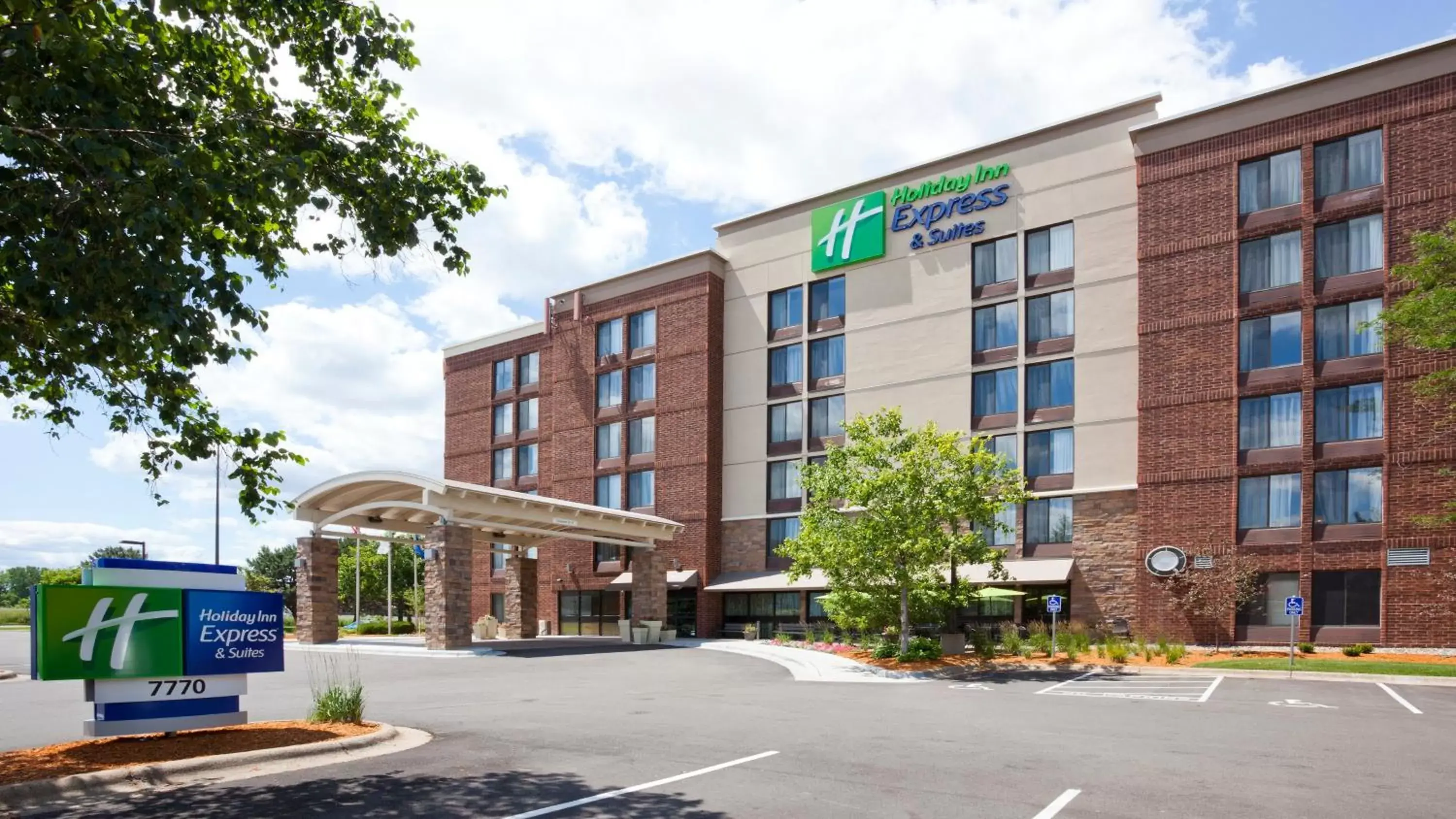 Property Building in Holiday Inn Express & Suites Bloomington West, an IHG Hotel