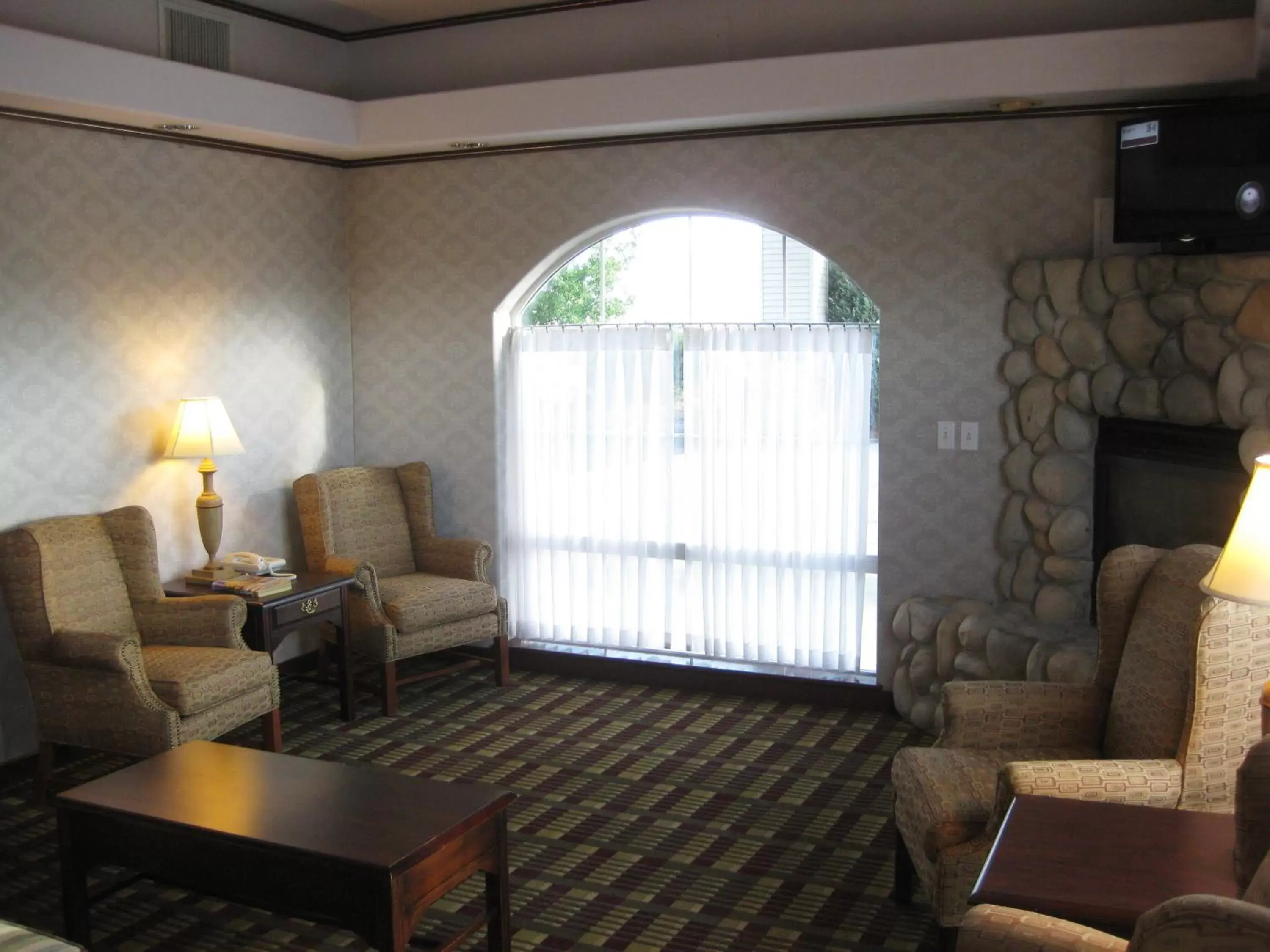 Communal lounge/ TV room, Seating Area in SureStay Plus by Best Western Enterprise