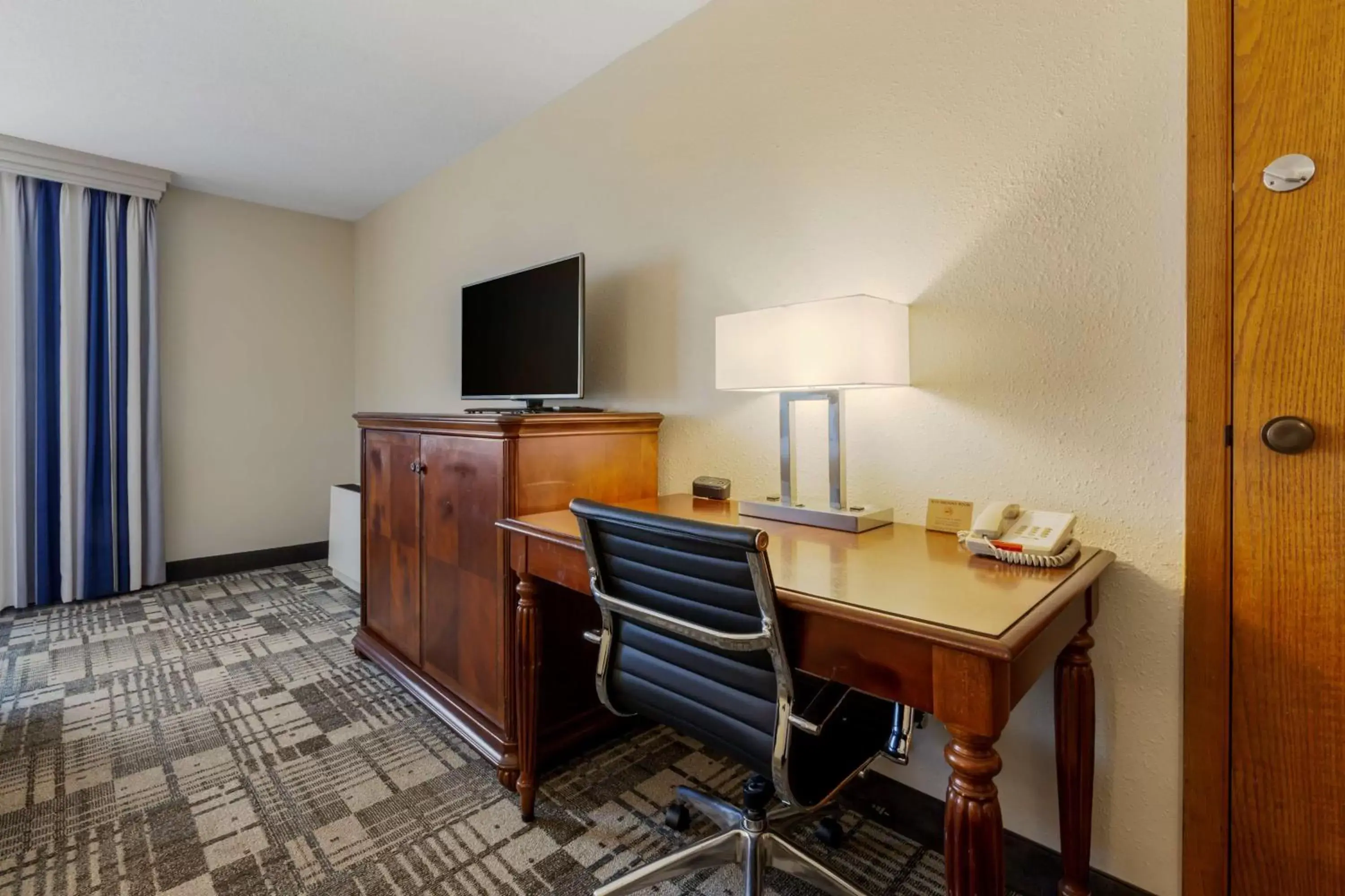 Bedroom, TV/Entertainment Center in Best Western Plus Dubuque Hotel and Conference Center