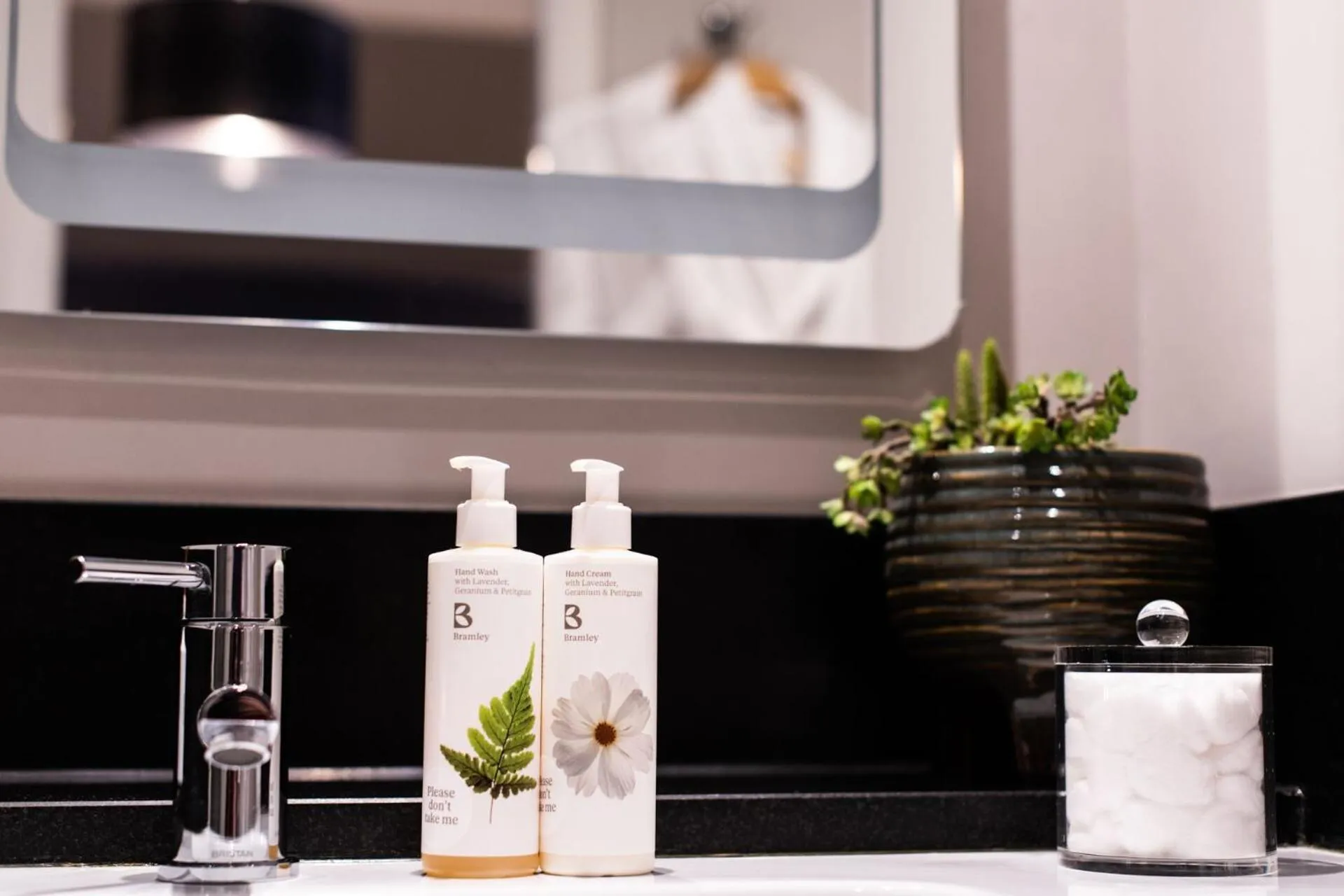 Bathroom in Tweedies Bar and Lodge