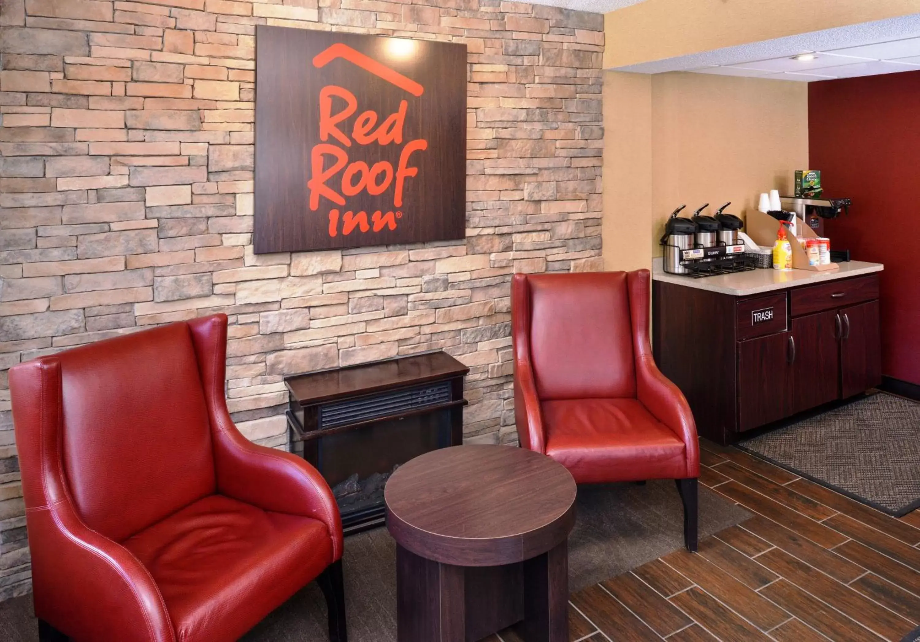 Lobby or reception, Lounge/Bar in Red Roof Inn Milwaukee Airport