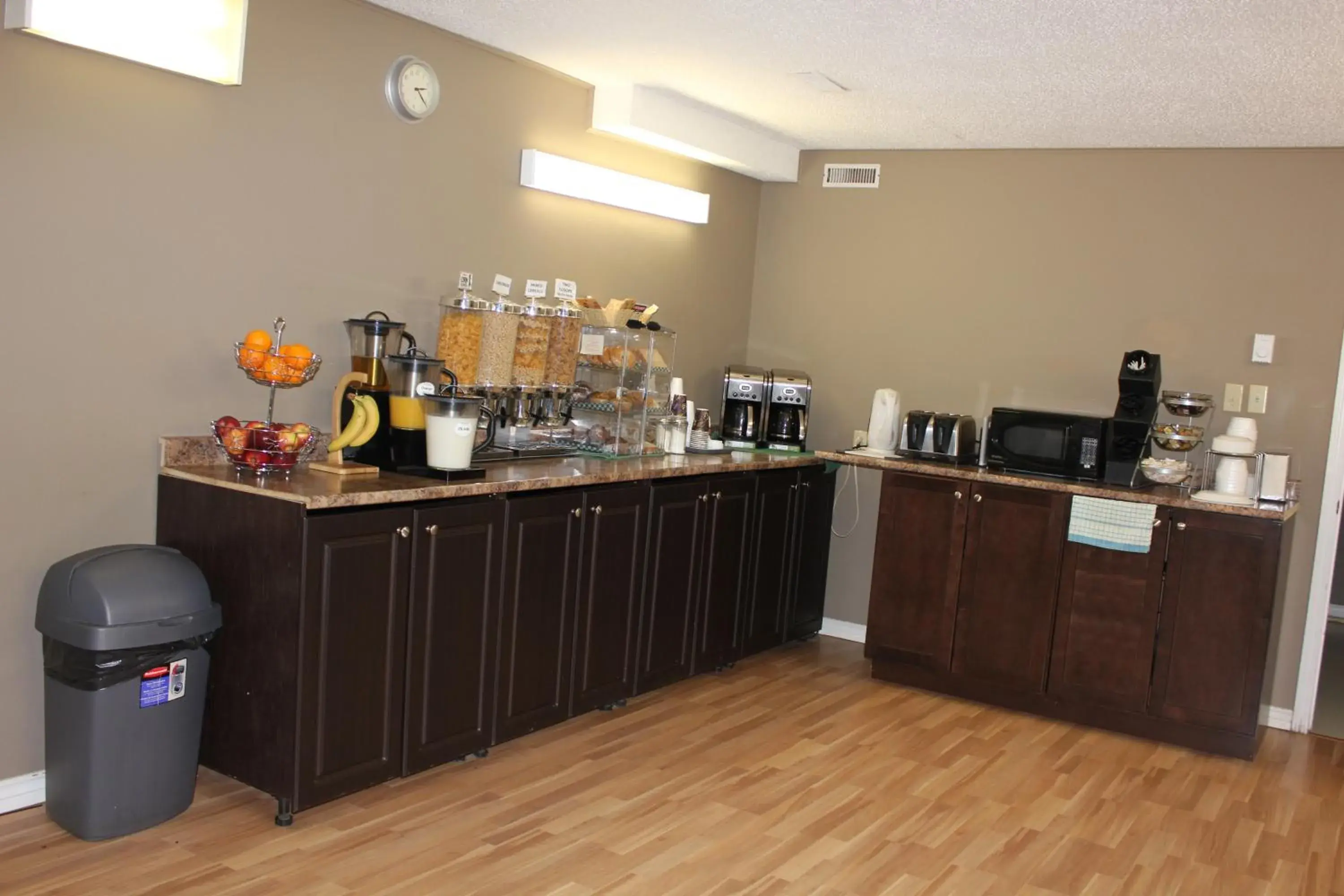 Property building, Kitchen/Kitchenette in Circle 6 Motel