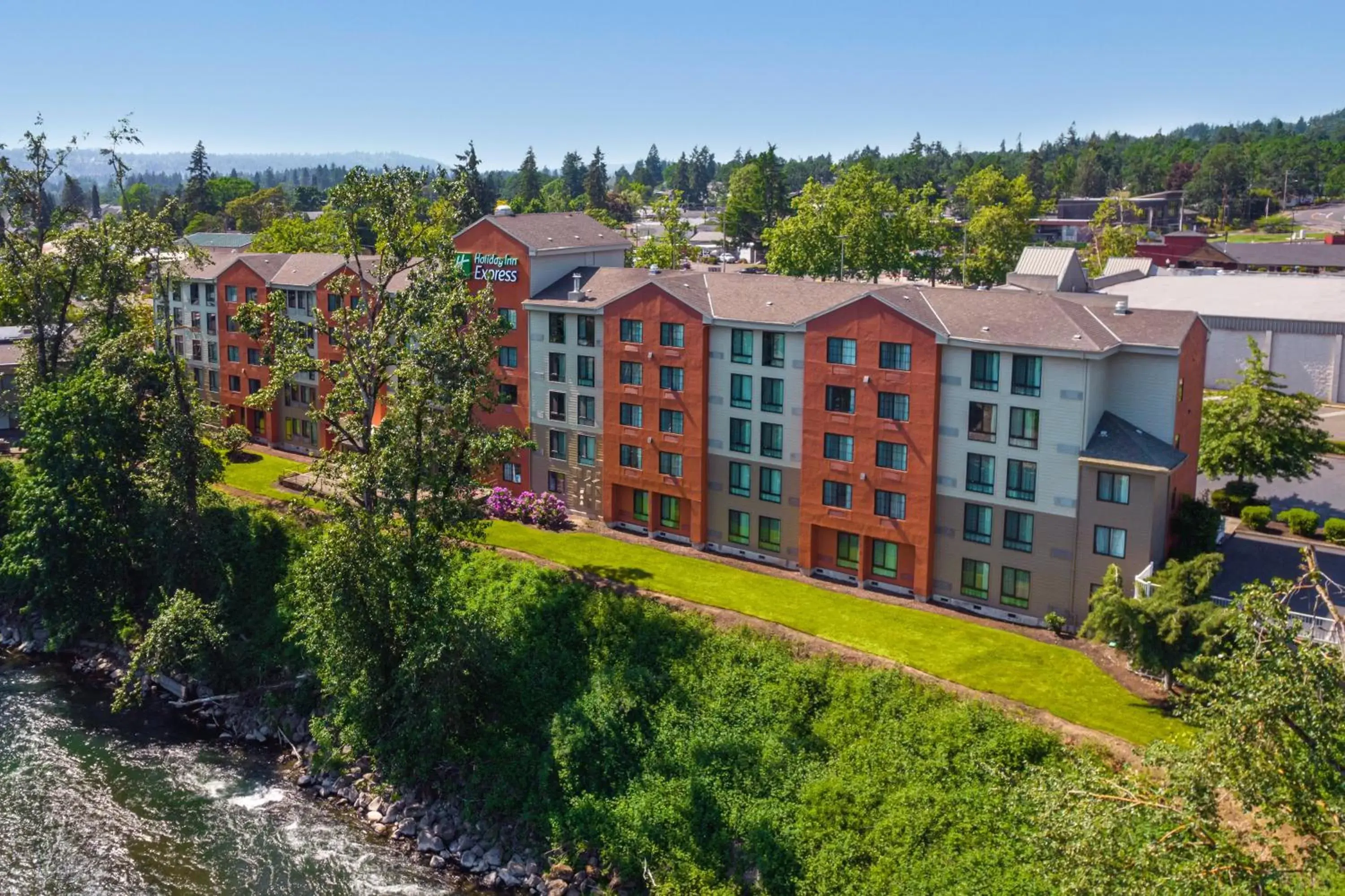 Property building in Holiday Inn Express Portland SE - Clackamas Area, an IHG Hotel