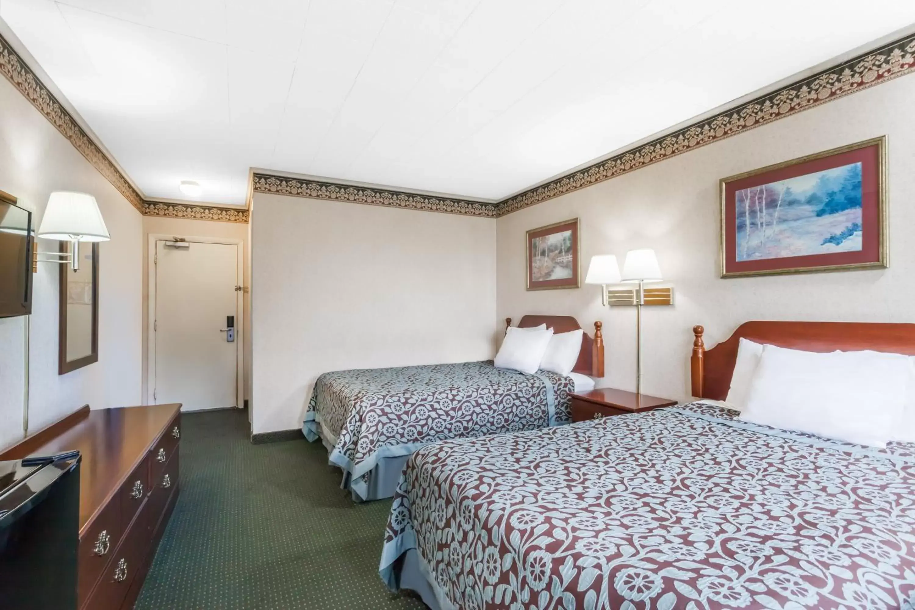 Photo of the whole room, Room Photo in Days Inn by Wyndham Tannersville