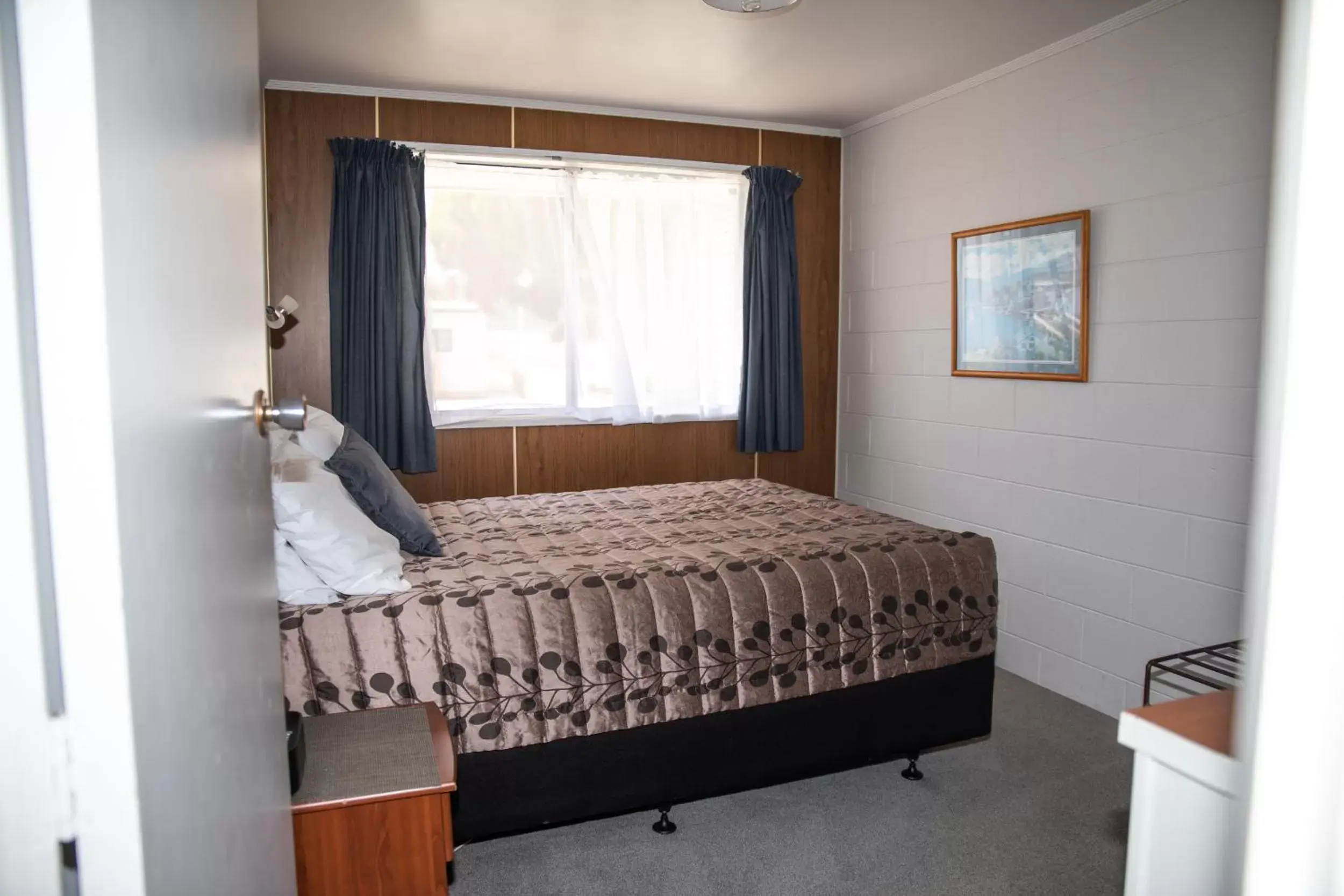 Bedroom, Bed in Peninsula Motel