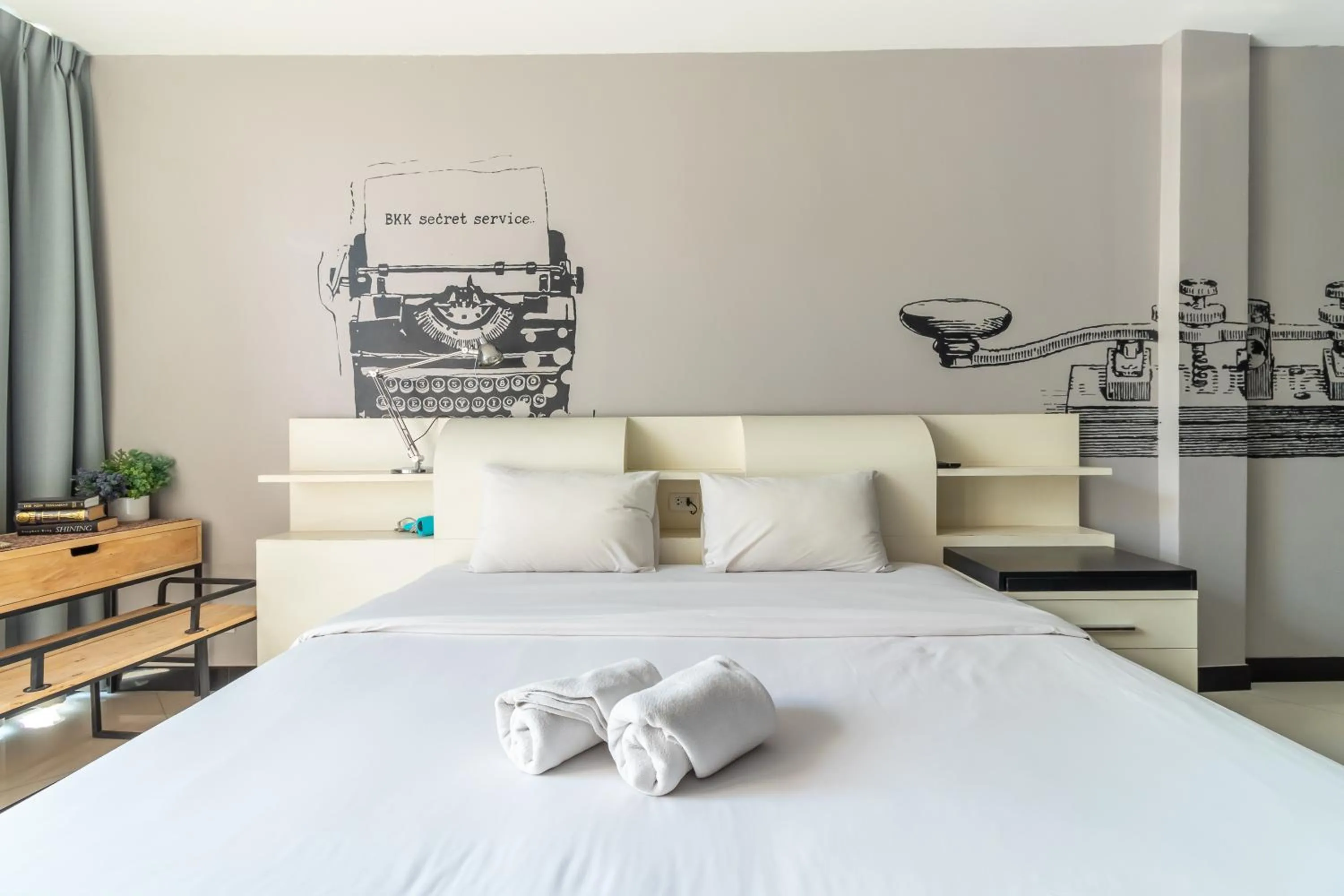 Bed in The Secret Service