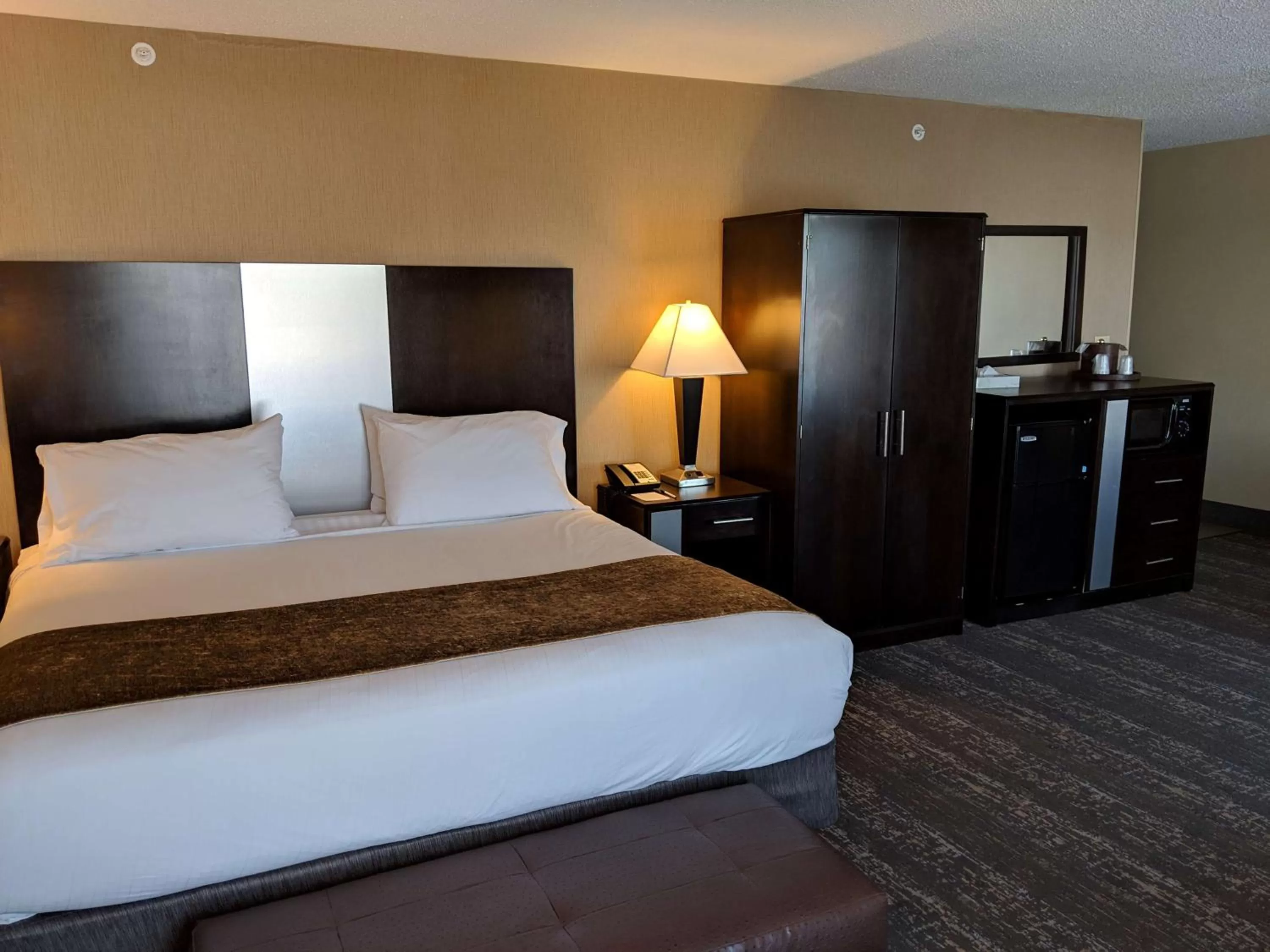 King Suite in Best Western Braintree Inn