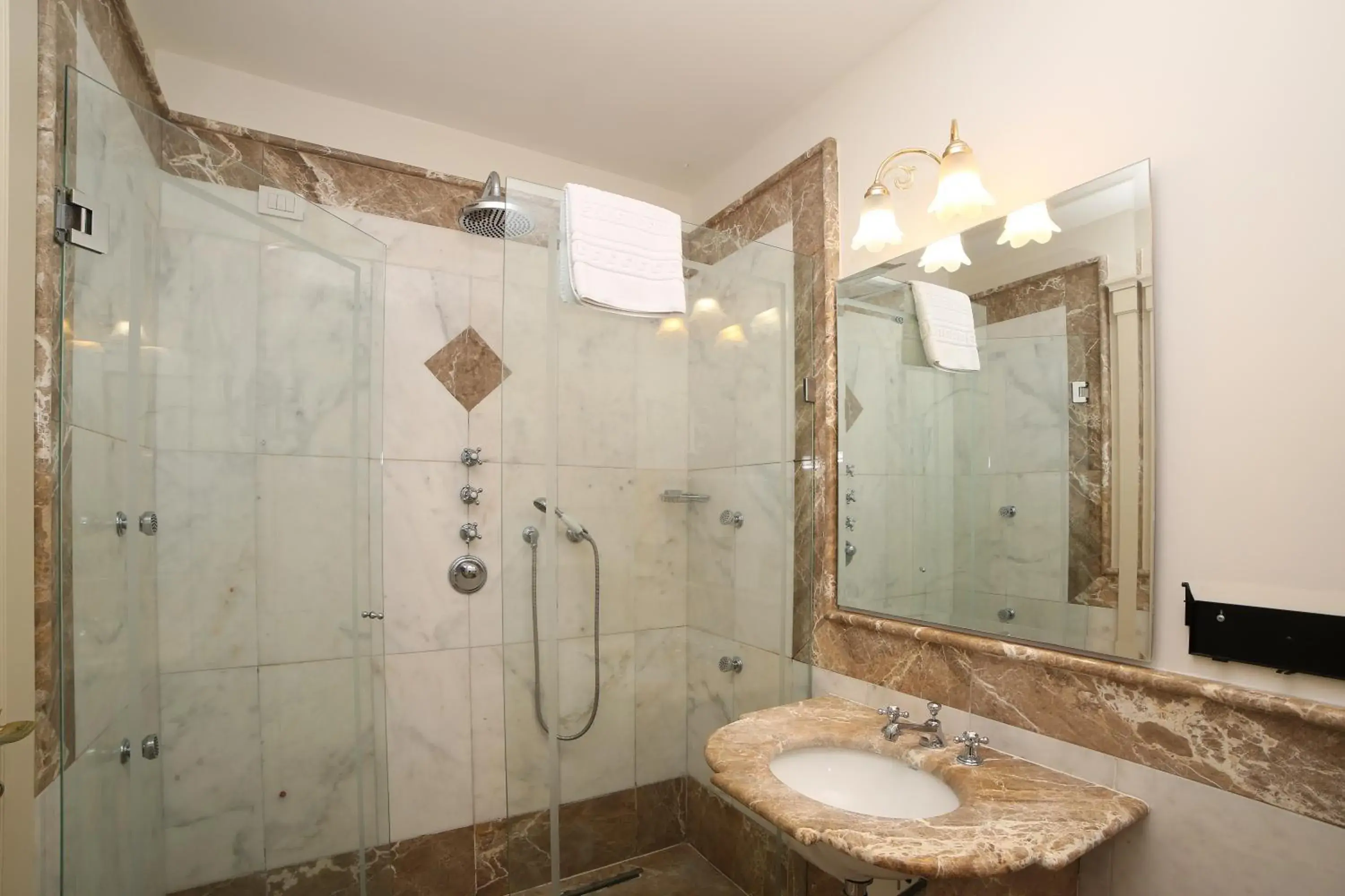 Shower, Bathroom in Hotel Villa Fraulo