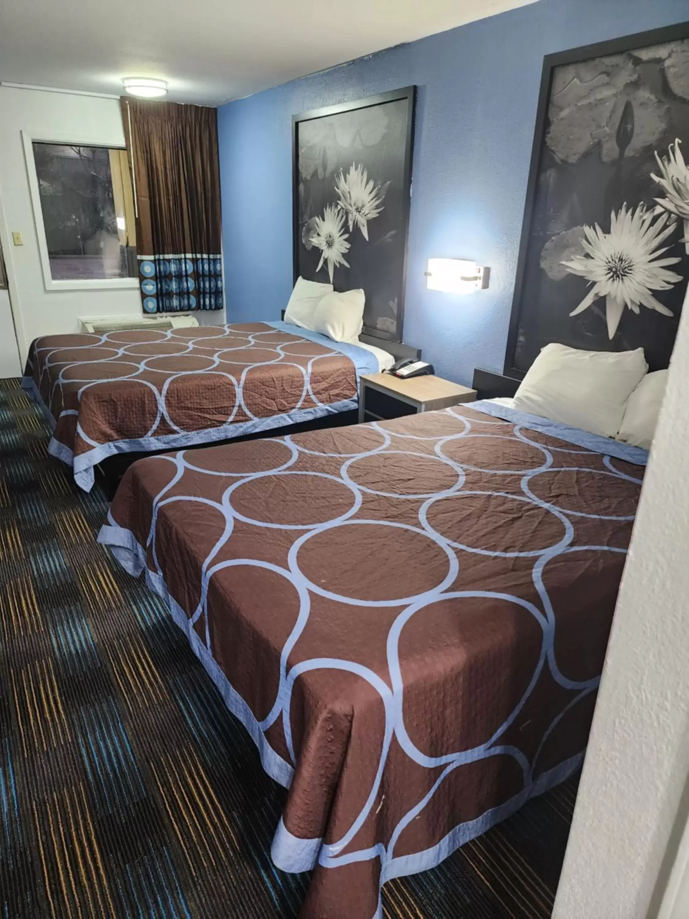 Photo of the whole room, Bed in Super 8 by Wyndham Shreveport
