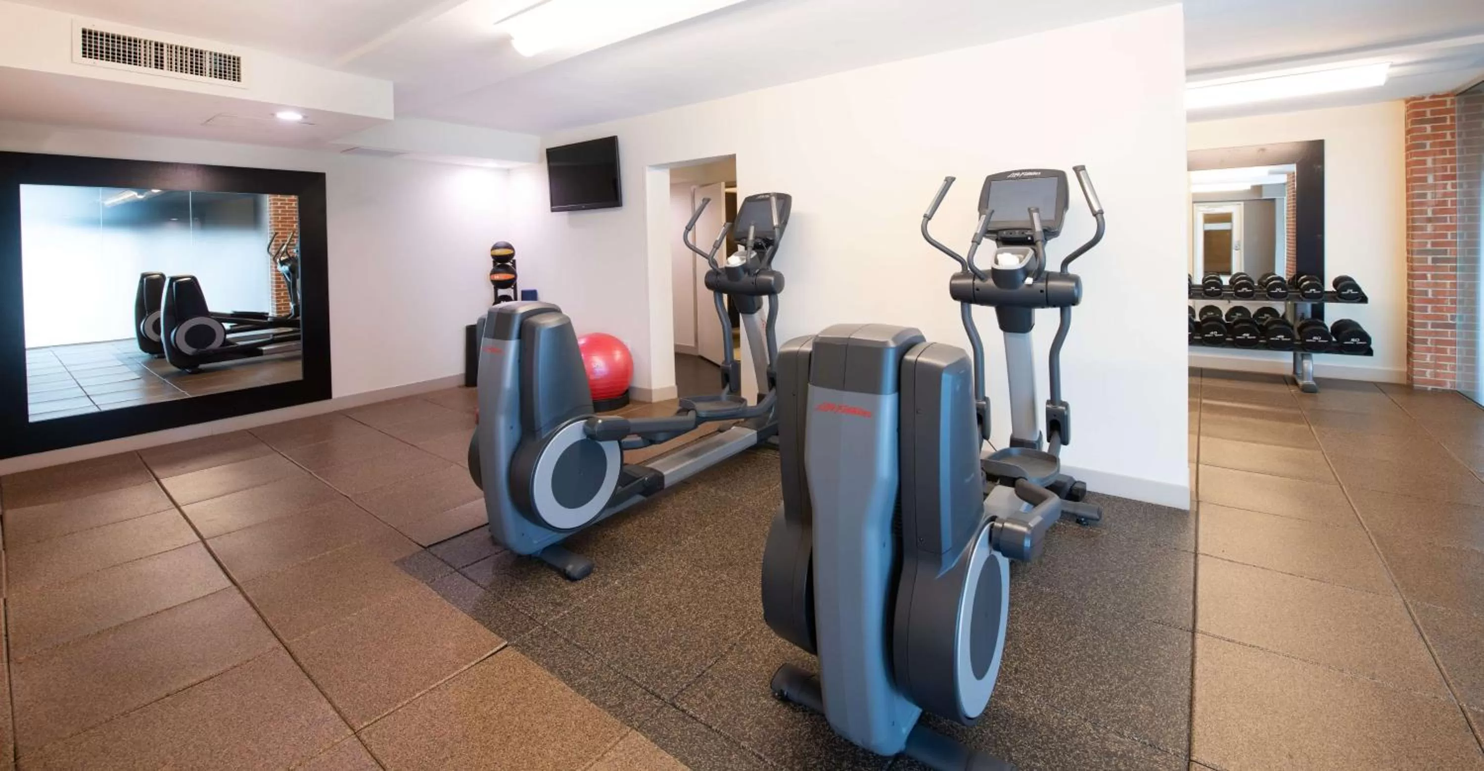 Fitness centre/facilities in DoubleTree Hotel & Suites Charleston Airport