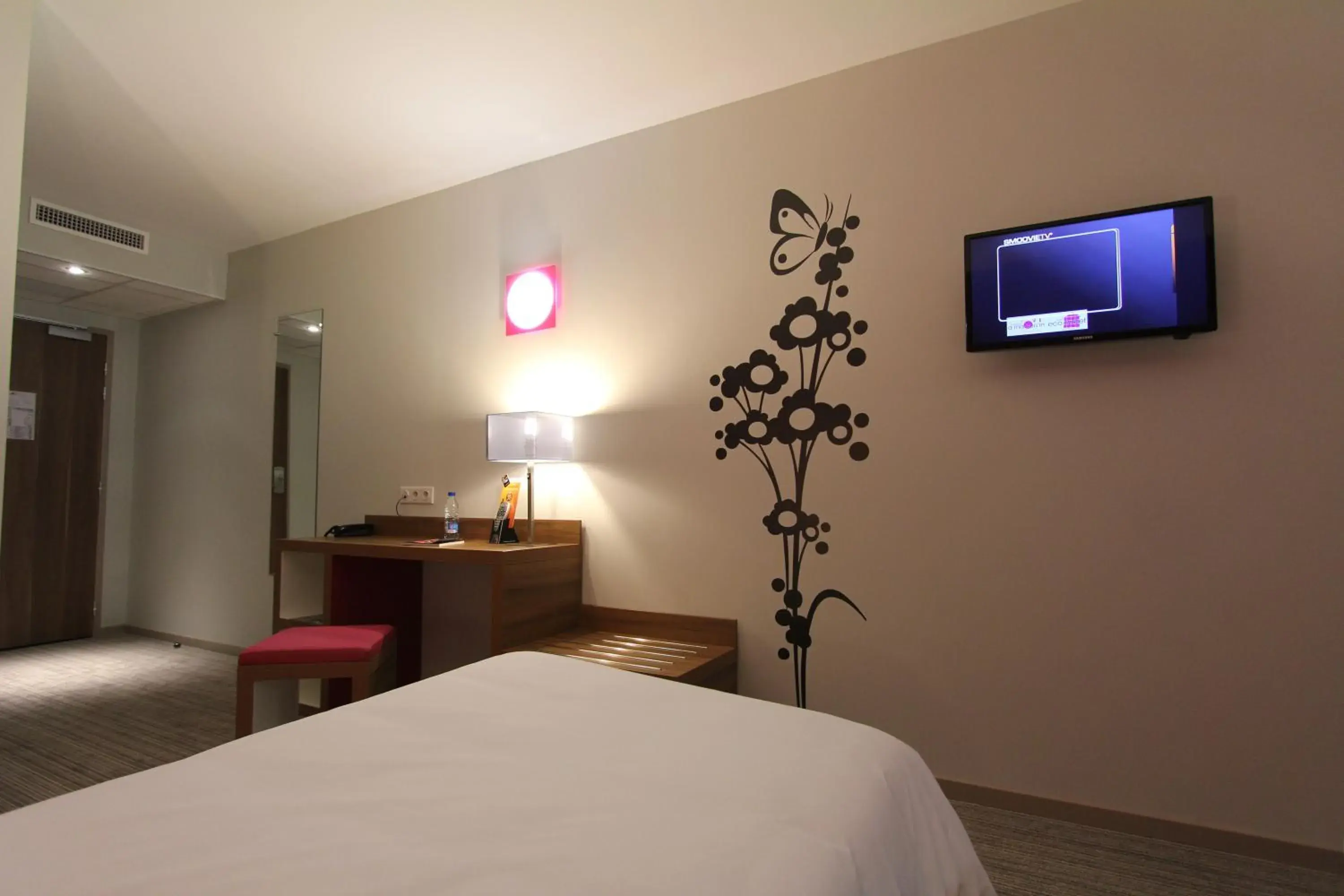 Bed, TV/Entertainment Center in ibis Styles Castres