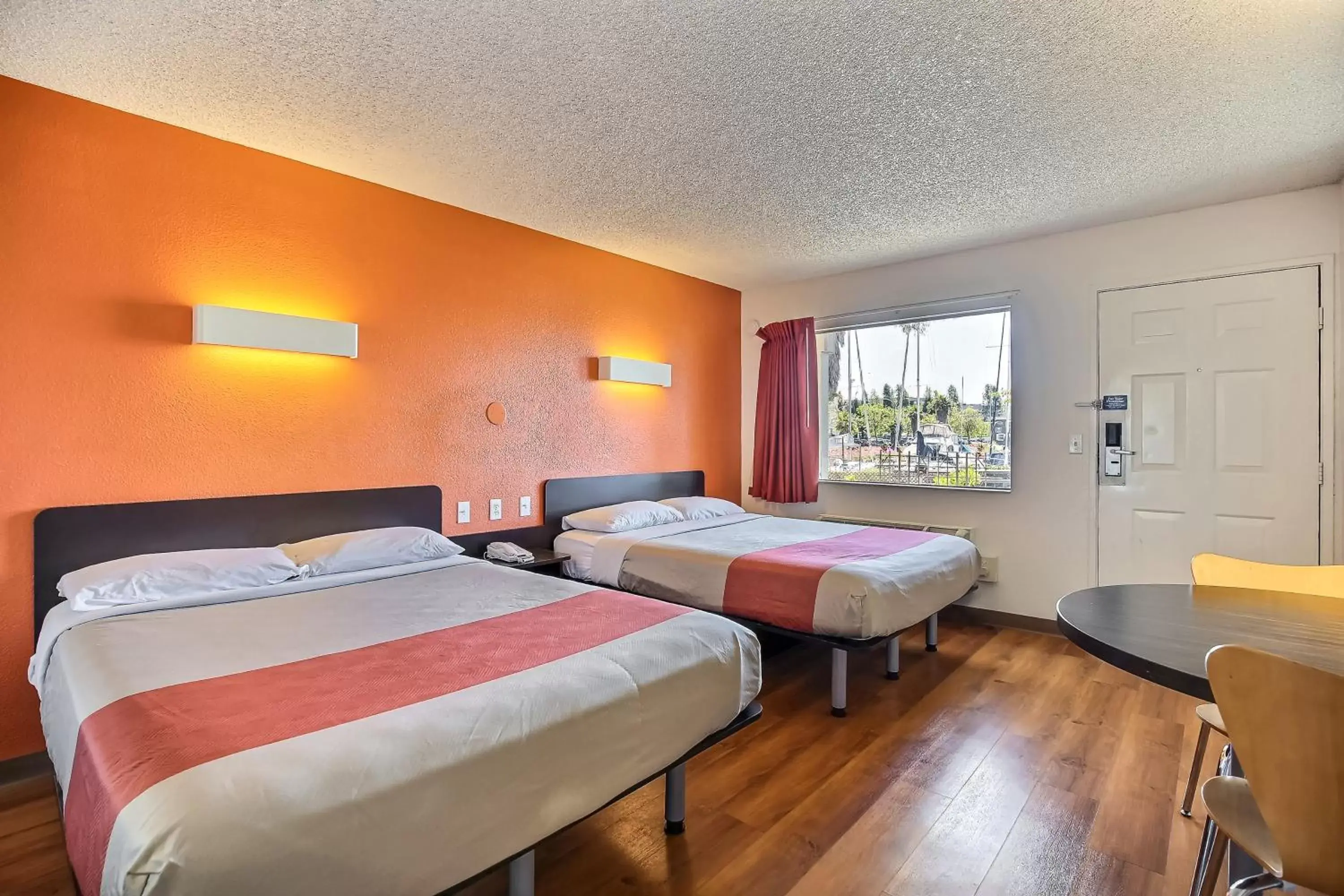 Bedroom in Motel 6-Oakland, CA - Embarcadero