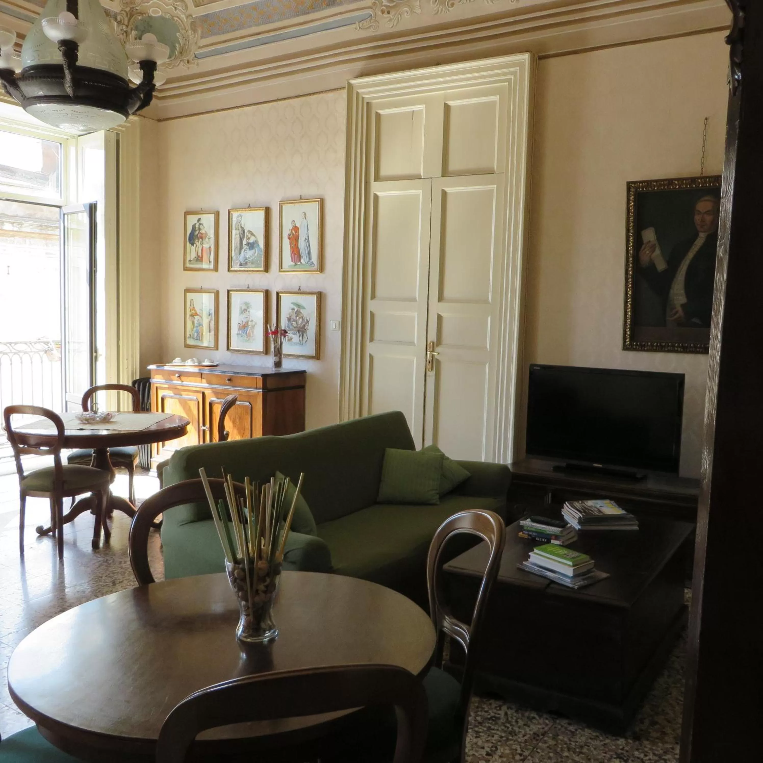 Communal lounge/ TV room in B&B al Teatro Massimo