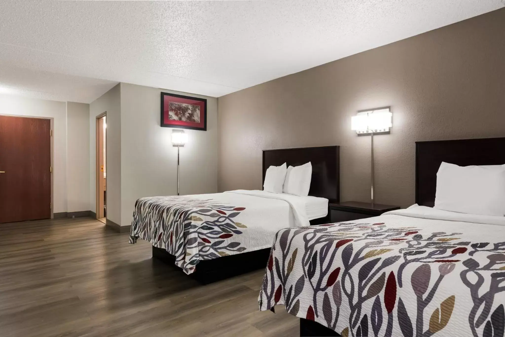 Photo of the whole room, Bed in Red Roof Inn Hartford- New Britain