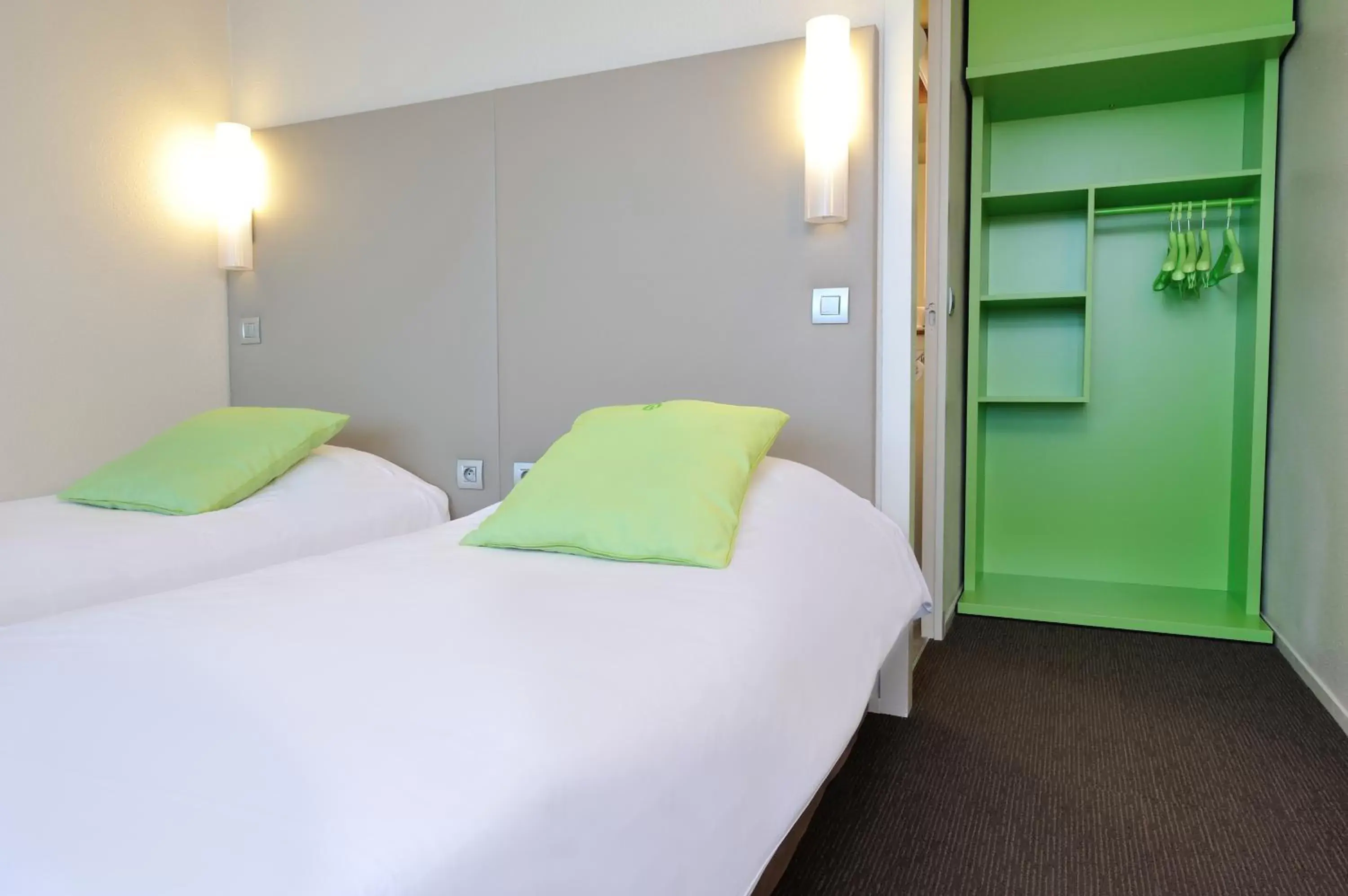 Bedroom, Bed in Campanile Villeneuve-Sur-Lot