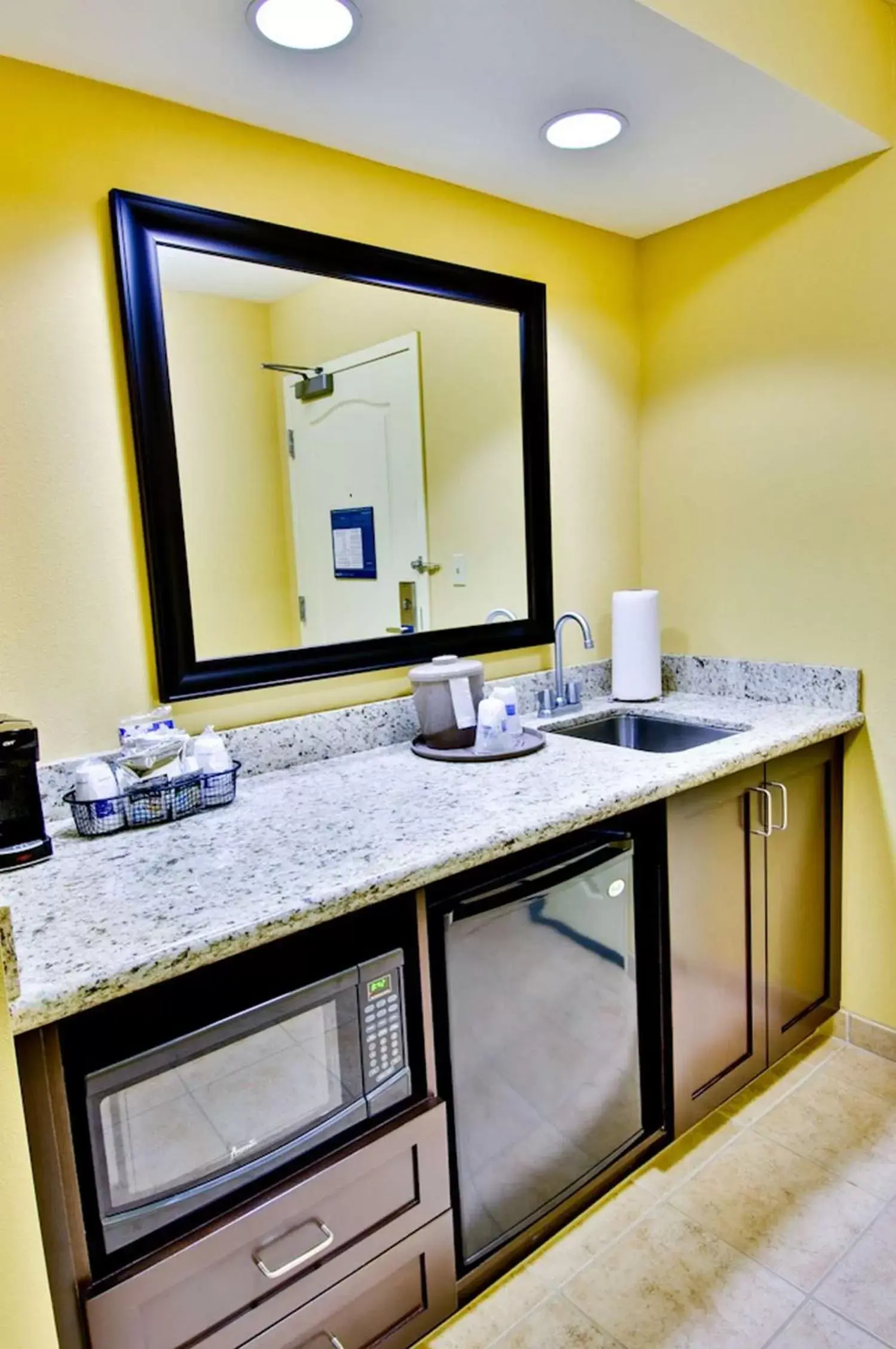 Kitchen or kitchenette, Bathroom in Hampton Inn & Suites Moreno Valley